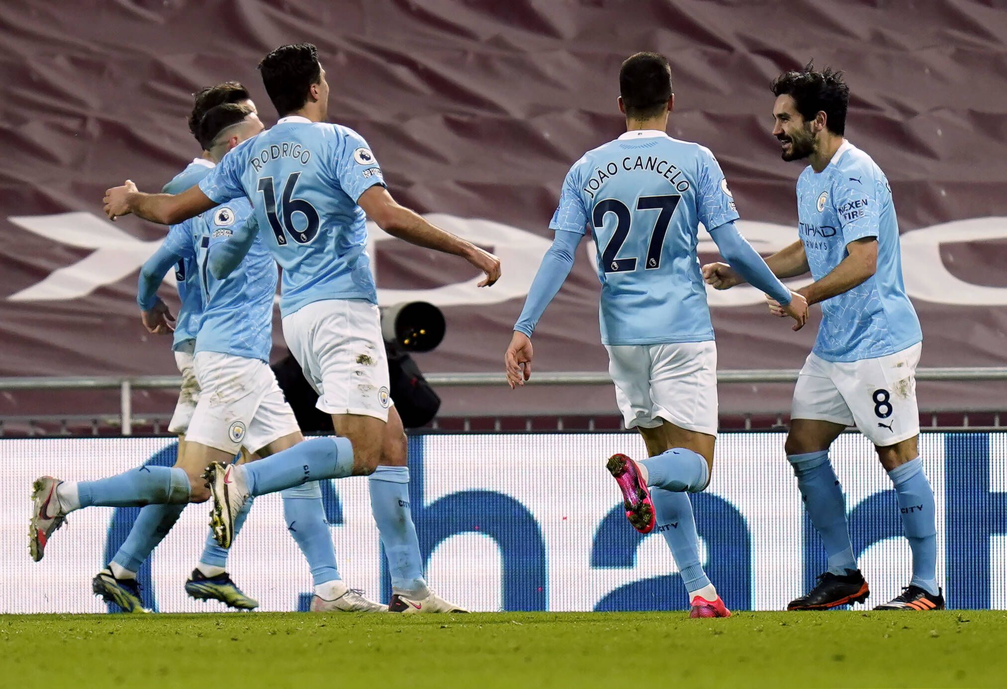 ManCity bejubelt das Tor von Ilkay Gündogan (r.) im Spiel gegen den FC Liverpool.