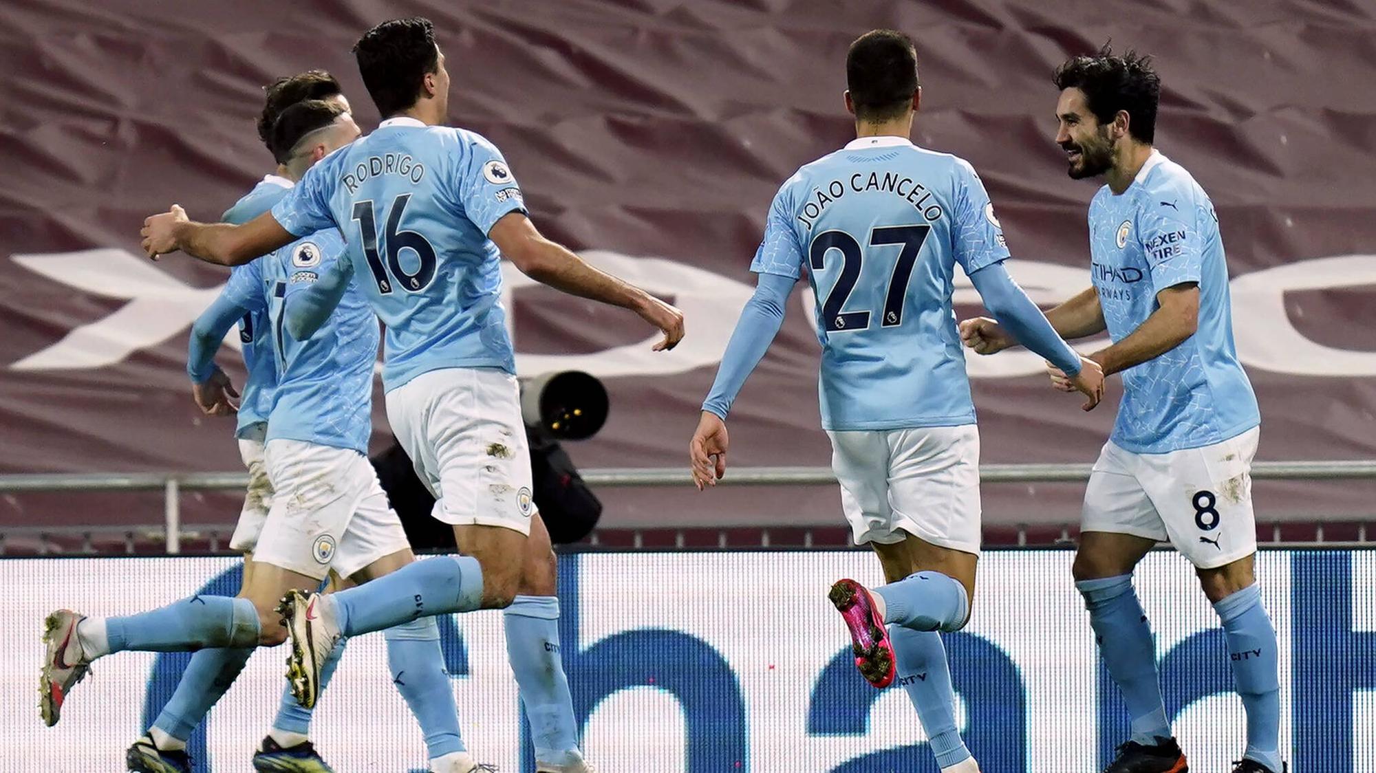 ManCity bejubelt das Tor von Ilkay Gündogan (r.) im Spiel gegen den FC Liverpool.