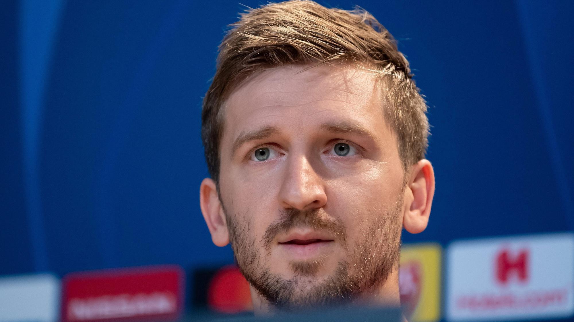 Ex-Gladbacher Marko Marin sitzt bei einer Pressekonferenz von Roter Stern Belgrad in der Allianz Arena am 17.09.2019 auf dem Podium.