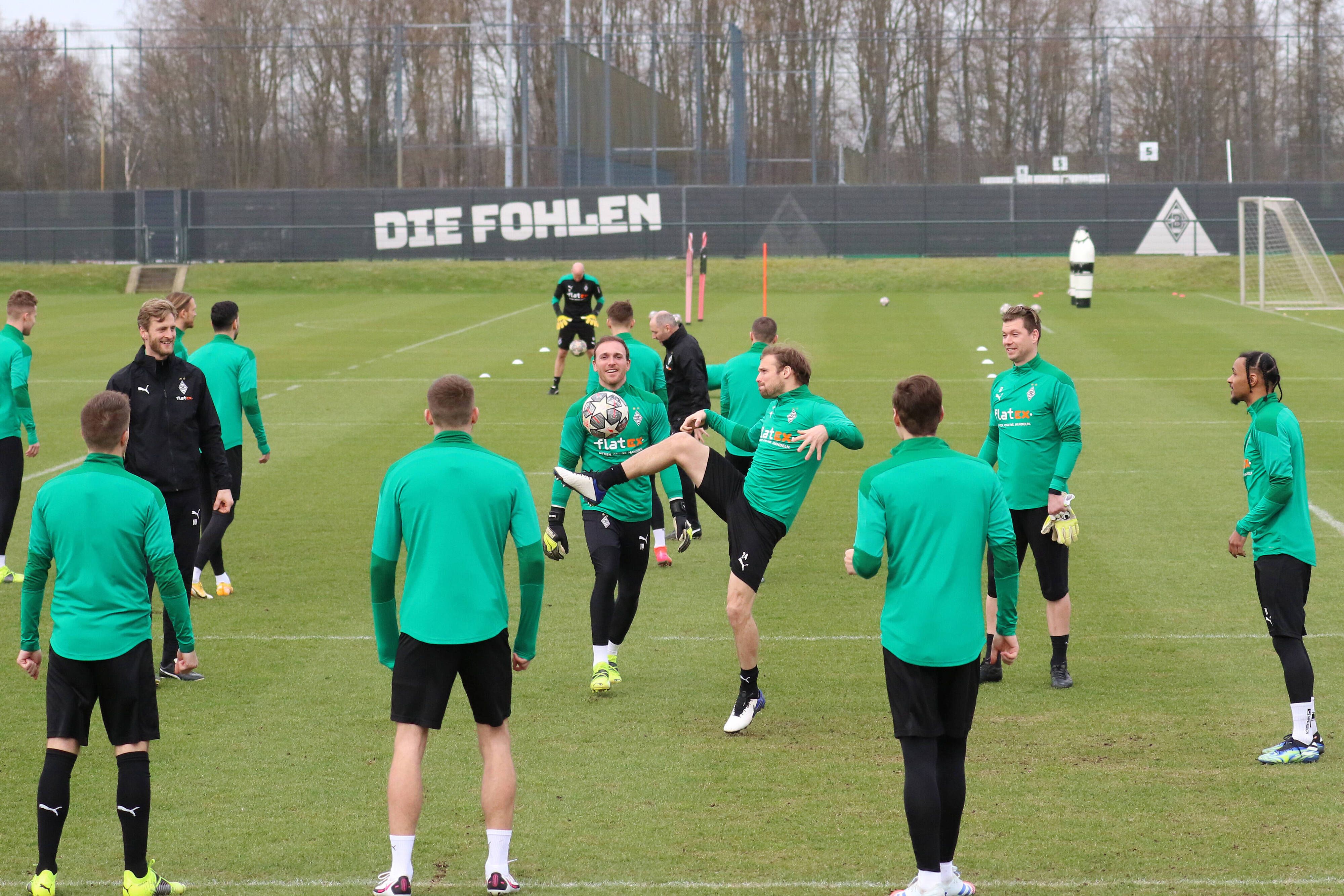 Ein Teil des Teams der Gladbacher beim Training am Borussia-Park am 23. Februar 2021.