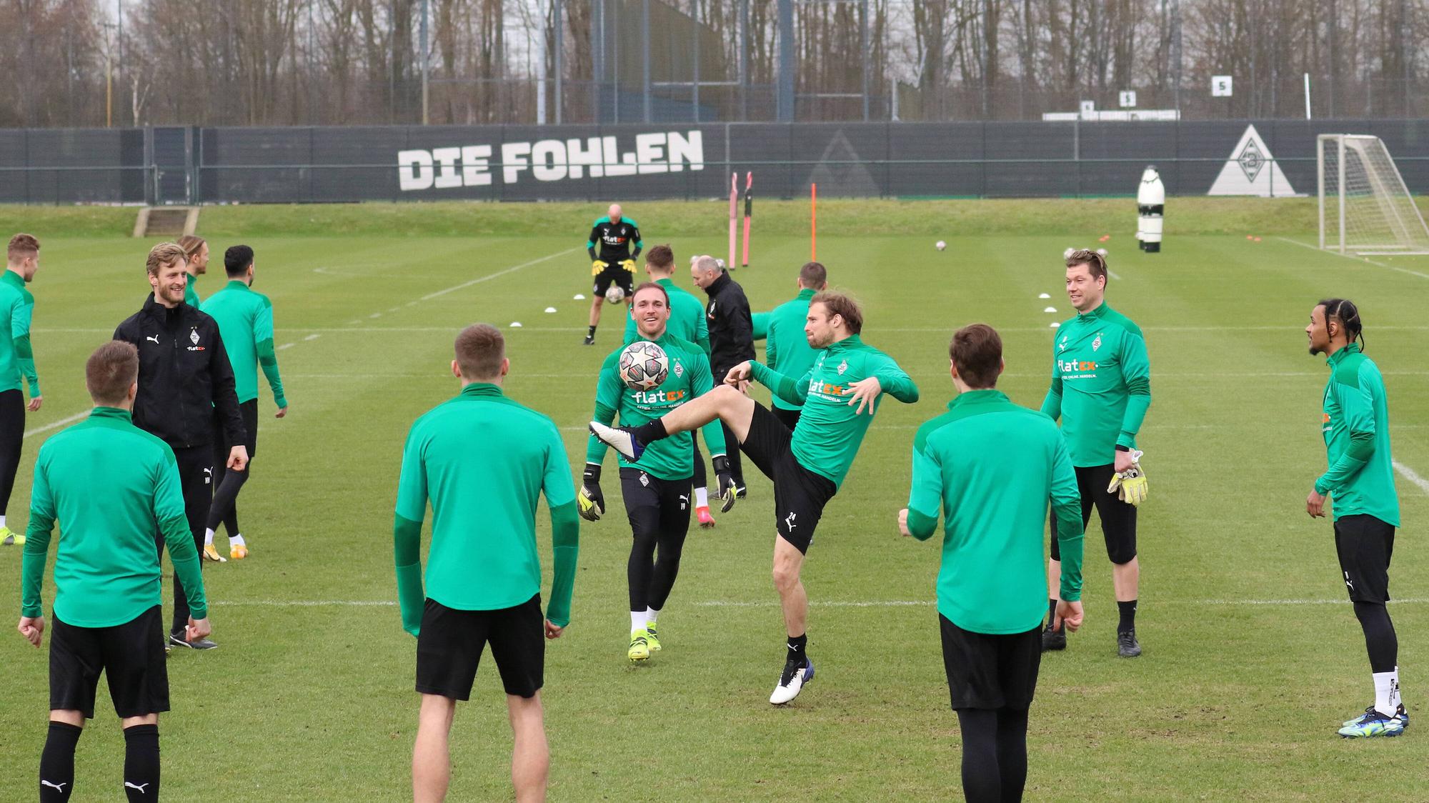 Ein Teil des Teams der Gladbacher beim Training am Borussia-Park am 23. Februar 2021.