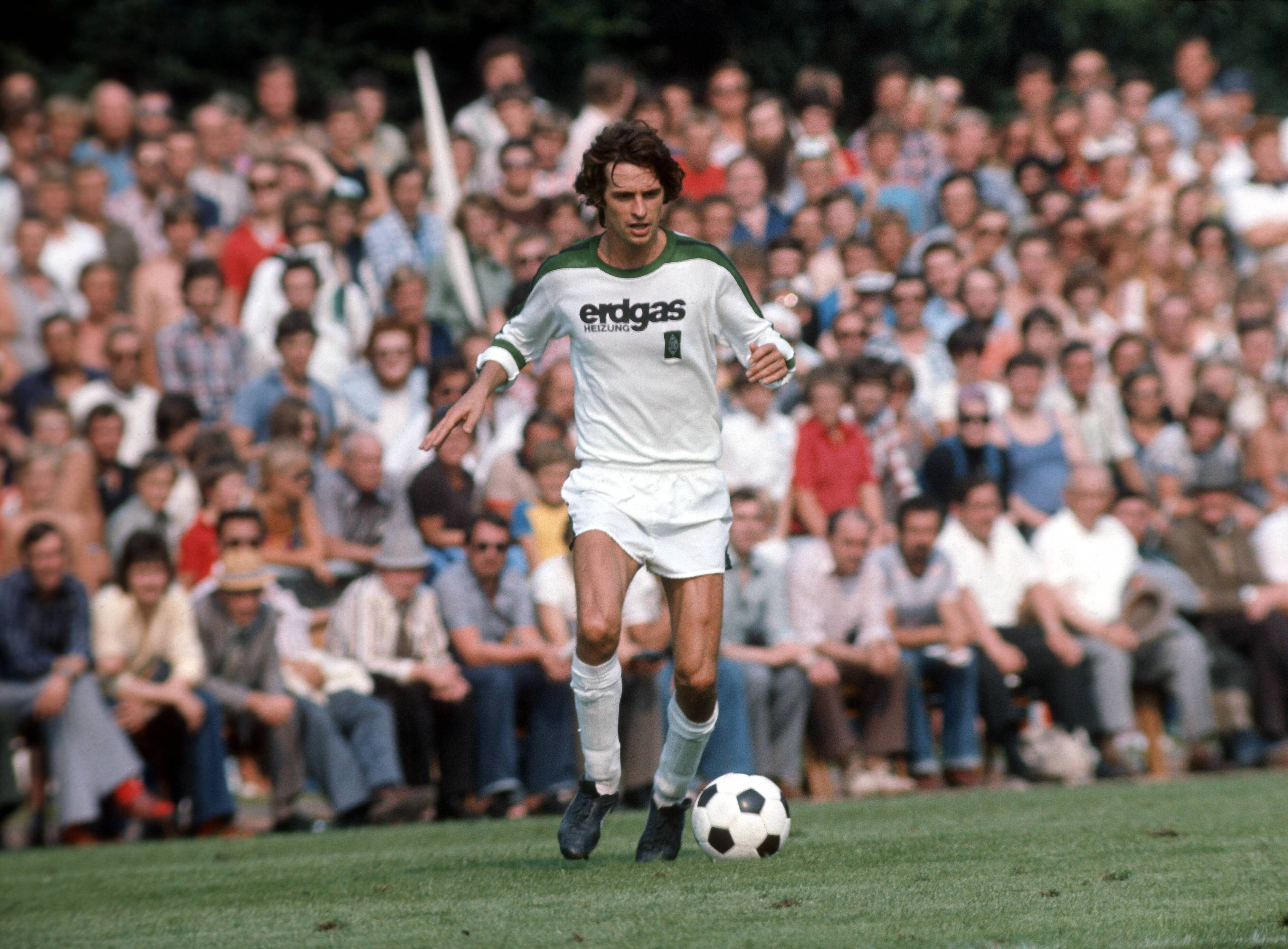 Ex-Gladbacher Horst Wohlers, mit dem Ball am Fuß, im Bundesligaspiel der Gladbacher in Frankfurt am 1. September 1977.