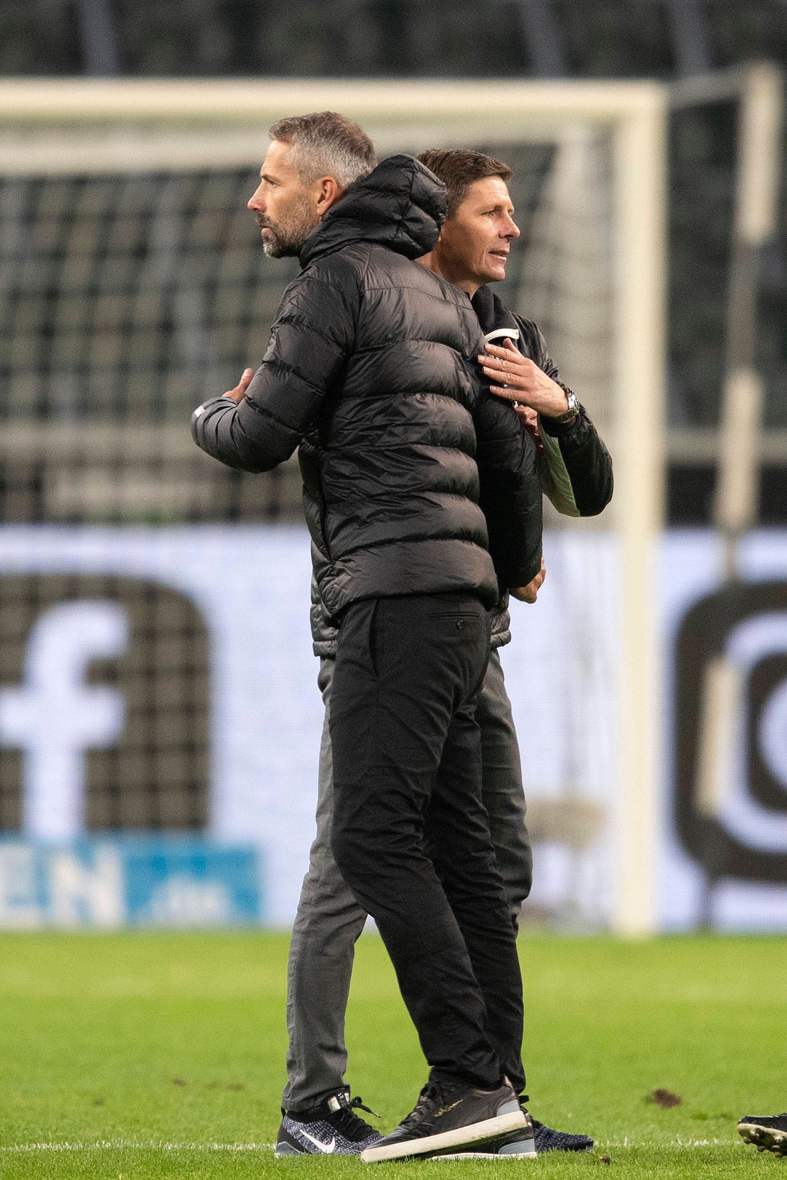 Die Trainer Oliver Glasner (Wolfsburg) und Marco Rose (Gladbach) verabschieden sich nach Spielschluss am 17. Oktober 2020 freundschaftlich auf dem Rasen.