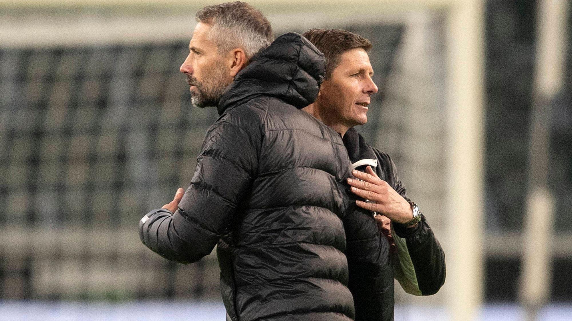 Die Trainer Oliver Glasner (Wolfsburg) und Marco Rose (Gladbach) verabschieden sich nach Spielschluss am 17. Oktober 2020 freundschaftlich auf dem Rasen.