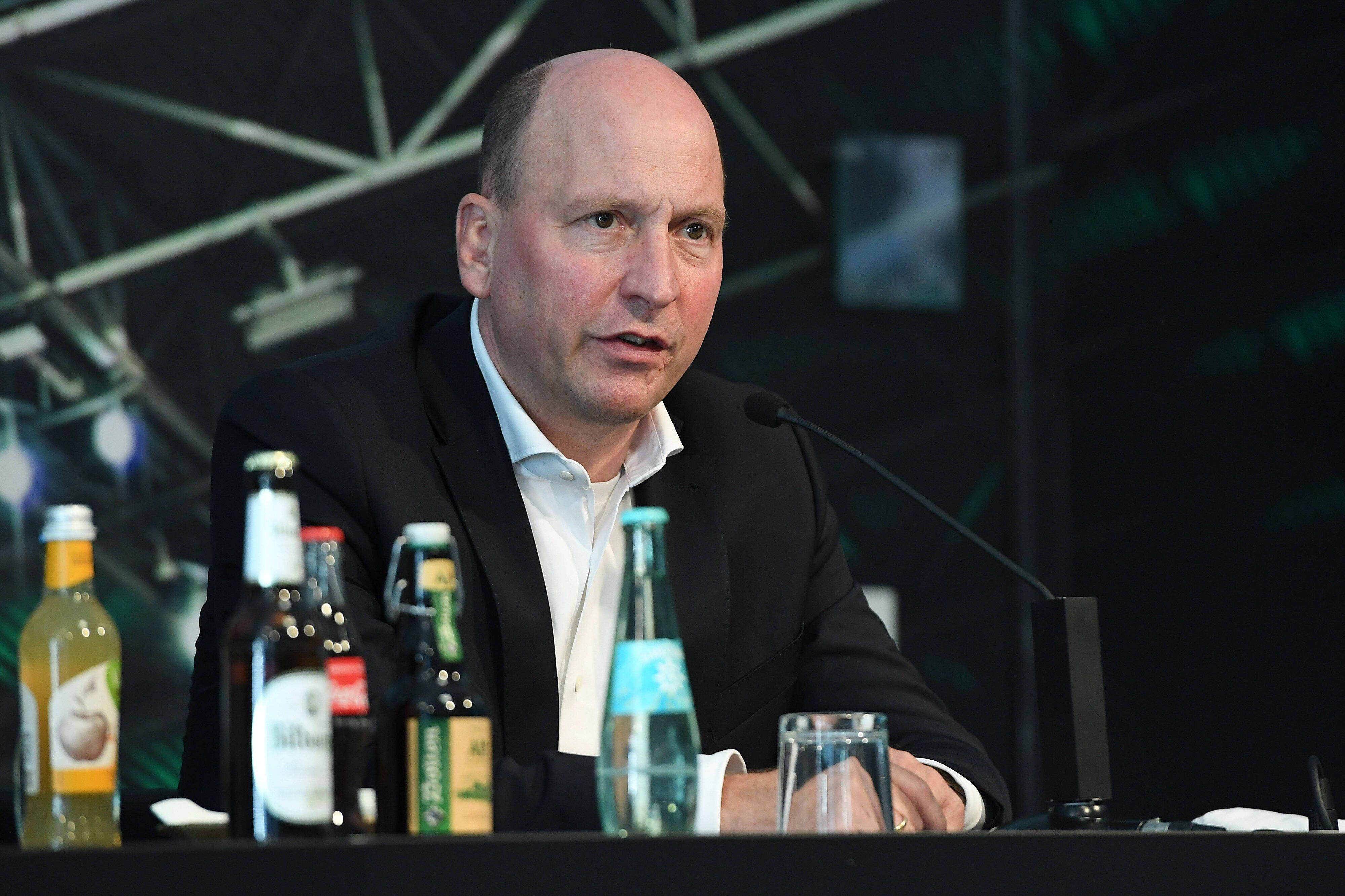 Stephan Schippers, Finanzchef von Borussia Mönchengladbach, bei einer Pressekonferenz am 17. September 2020 im Borussia-Park. Schippers spricht in ein Mikrofon.