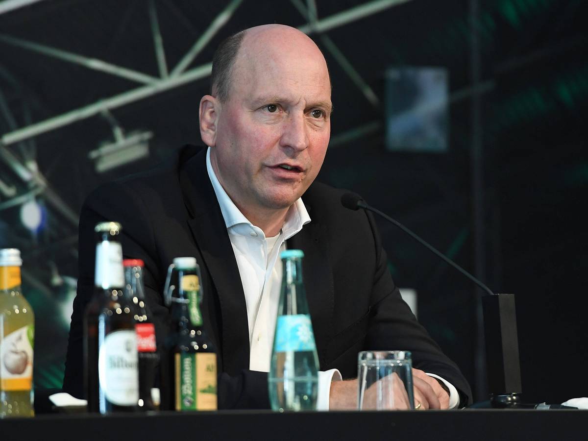 Stephan Schippers, Finanzchef von Borussia Mönchengladbach, bei einer Pressekonferenz am 17. September 2020 im Borussia-Park. Schippers spricht in ein Mikrofon.