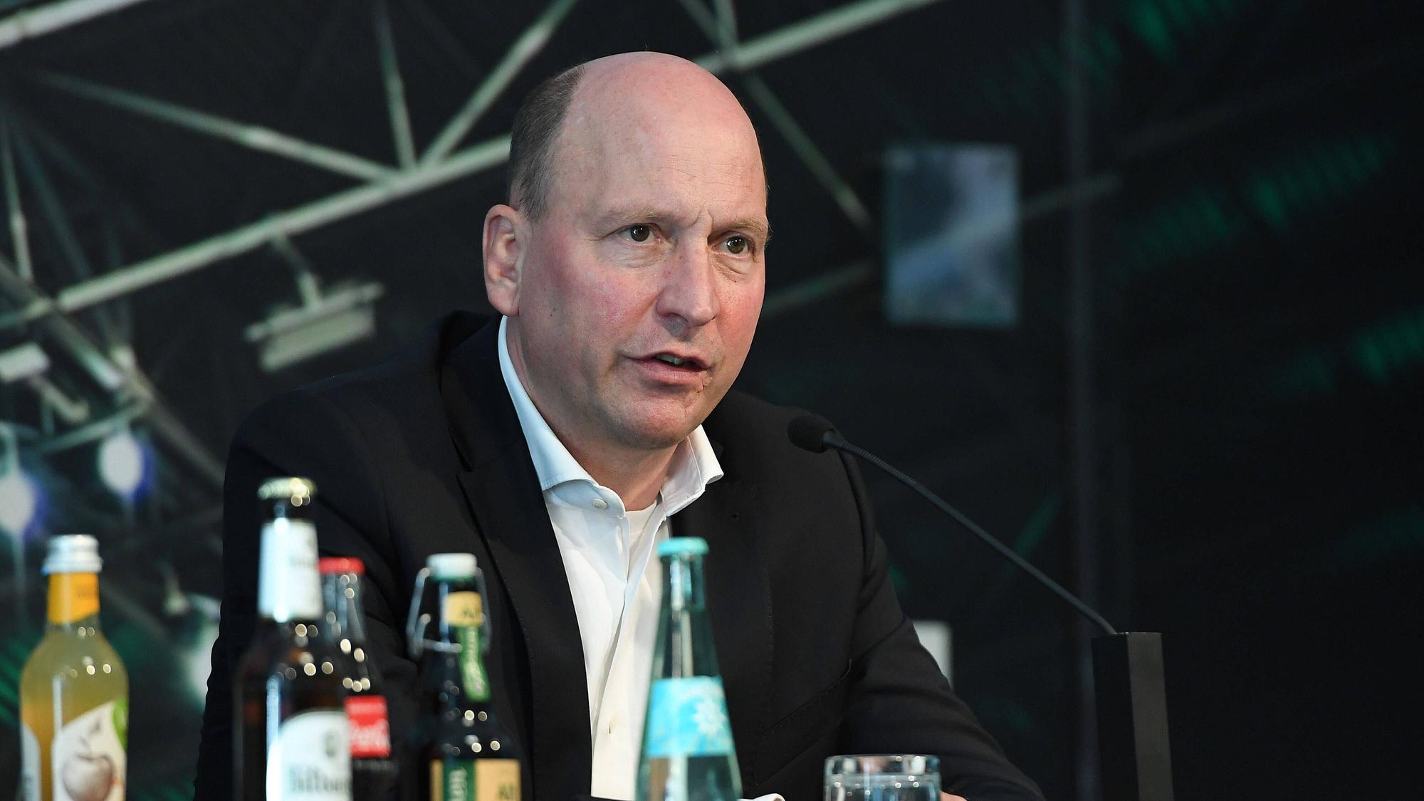 Stephan Schippers, Finanzchef von Borussia Mönchengladbach, bei einer Pressekonferenz am 17. September 2020 im Borussia-Park. Schippers spricht in ein Mikrofon.