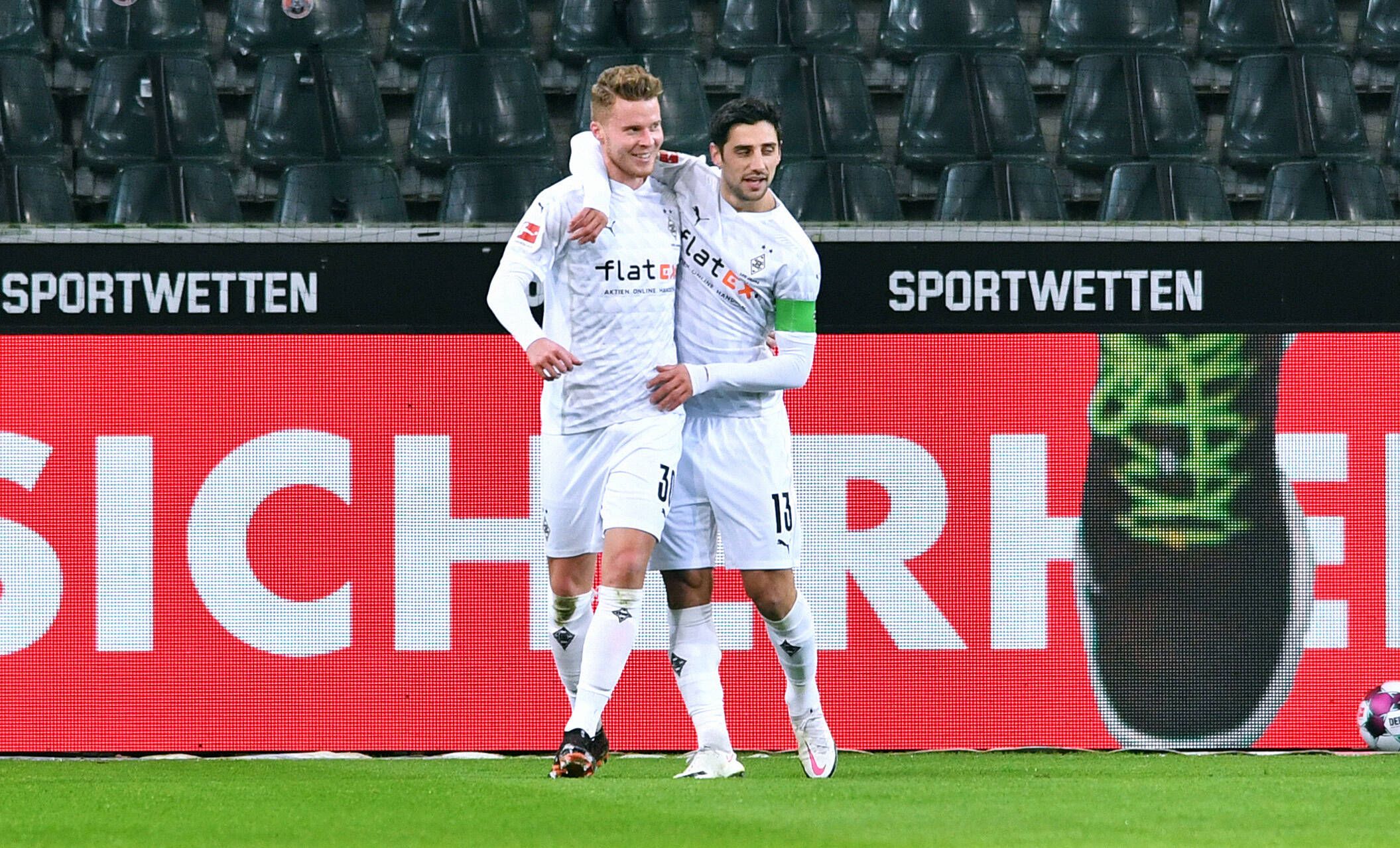 Gladbach-Verteidiger Nico Elvedi, hier zu sehen beim Torjubel mit Fohlen-Kapitän Lars Stindl am 22. Januar 2021, hat seinen Vertrag bei Borussia bis 2024 verlängert. Elvedi nimmt Stindl in den Arm.