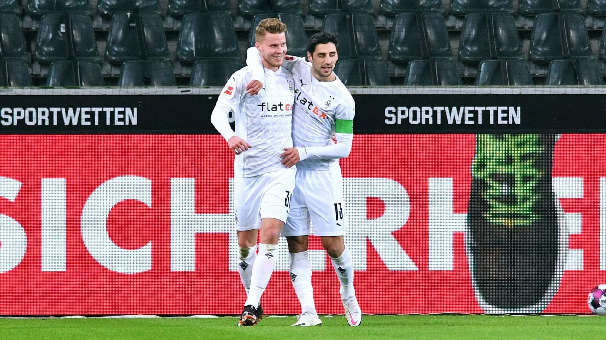 Gladbach-Verteidiger Nico Elvedi, hier zu sehen beim Torjubel mit Fohlen-Kapitän Lars Stindl am 22. Januar 2021, hat seinen Vertrag bei Borussia bis 2024 verlängert. Elvedi nimmt Stindl in den Arm.