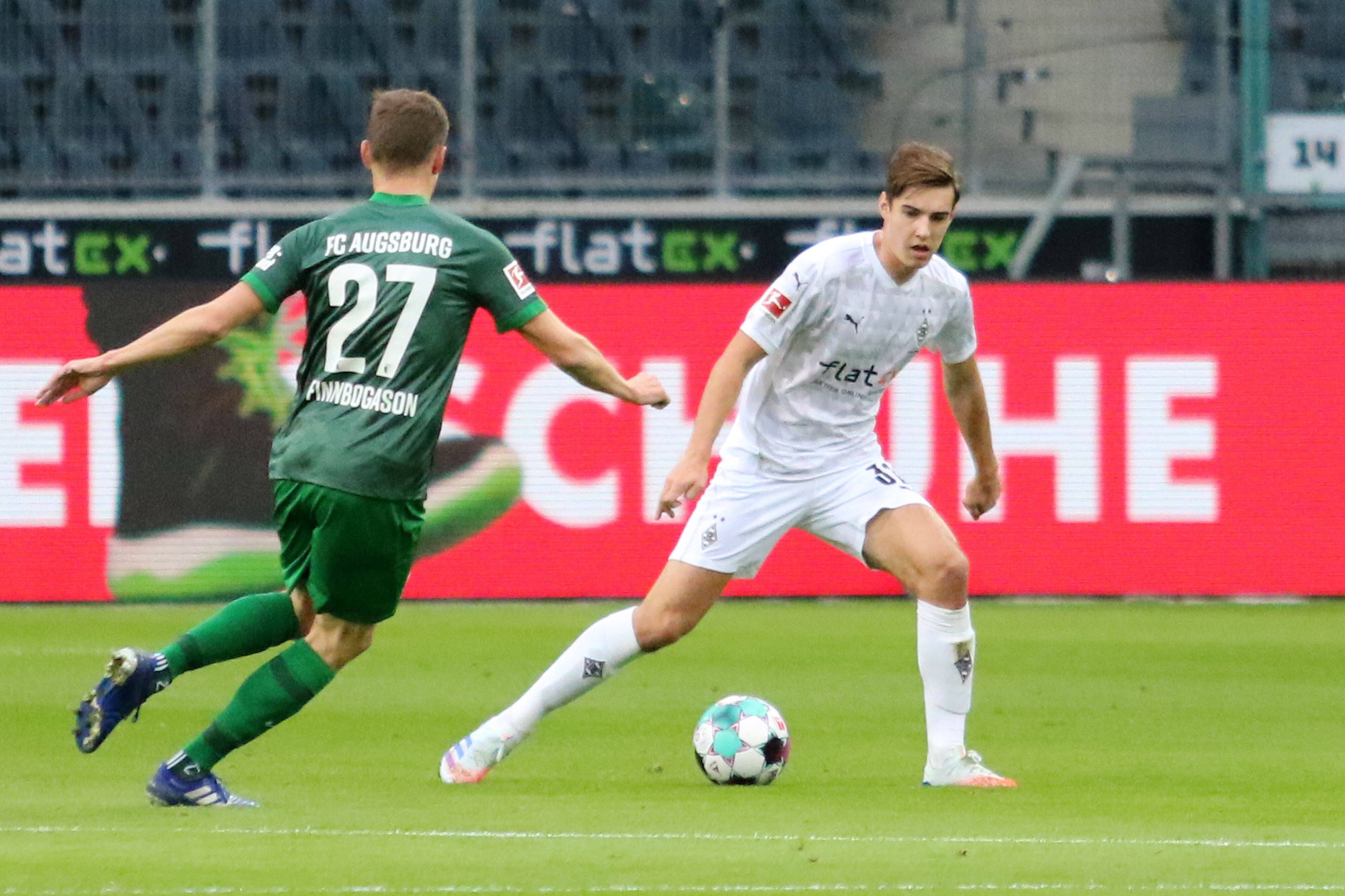 Gladbachs Florian Neuhaus (r.) in einer Ballaktion im Bundesligaspiel der Gladbacher gegen den FC Augsburg am 21. Oktober 2020.