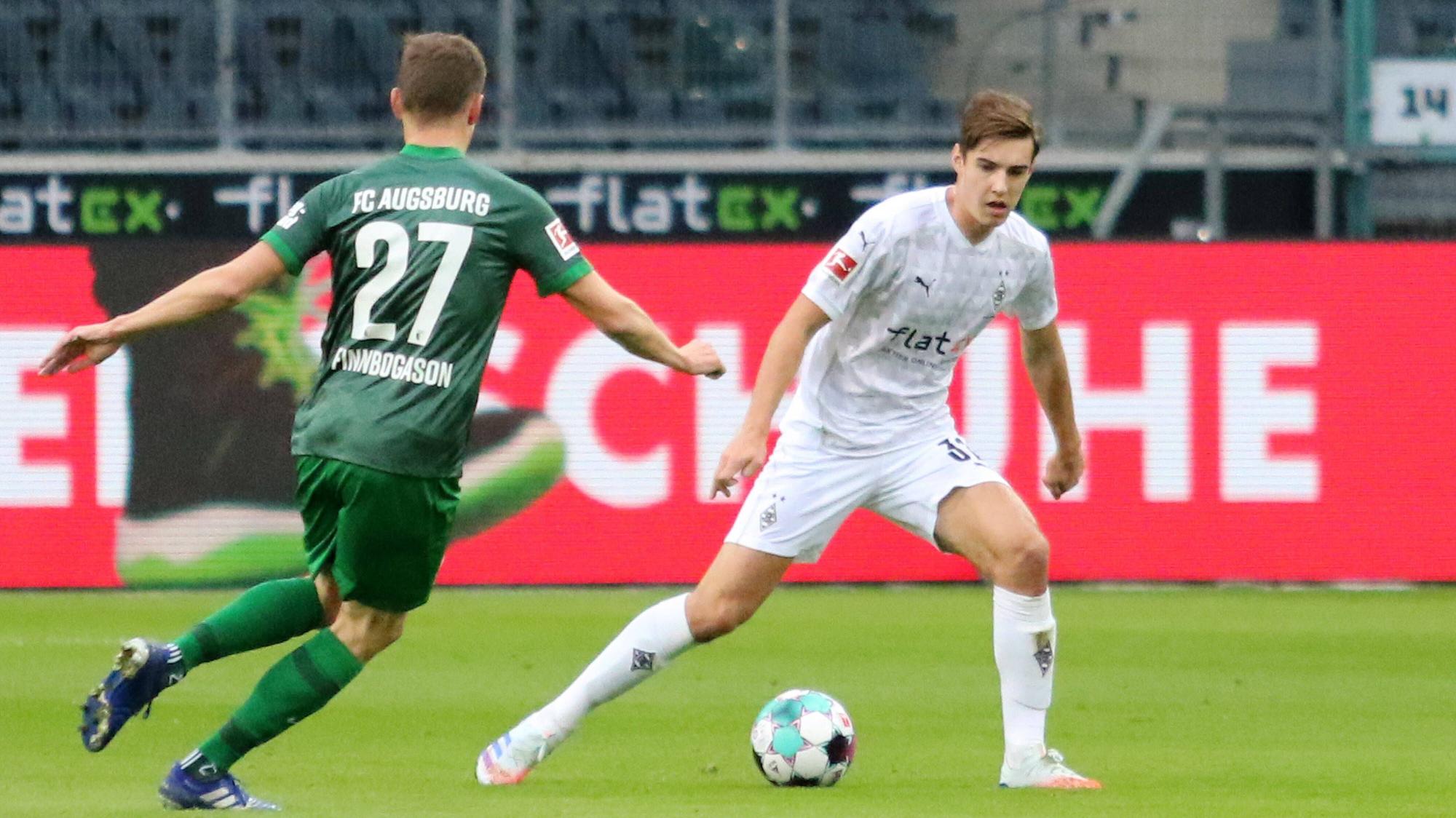 Gladbachs Florian Neuhaus (r.) in einer Ballaktion im Bundesligaspiel der Gladbacher gegen den FC Augsburg am 21. Oktober 2020.