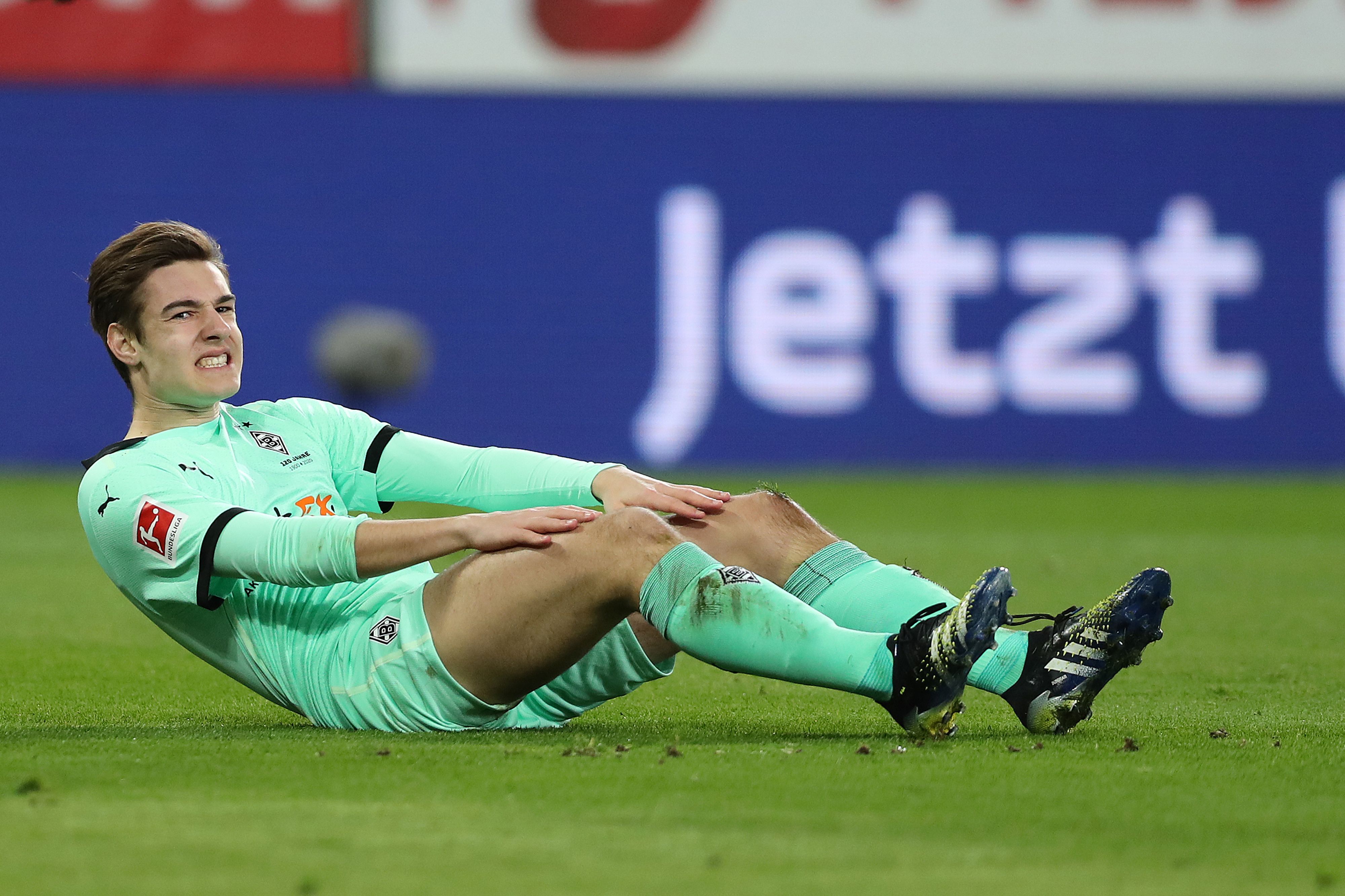 Florian Neuhaussitzt nach der Partie beim FC Augsburg am Boden: Die Gladbacher haben dort 1:3 verloren.