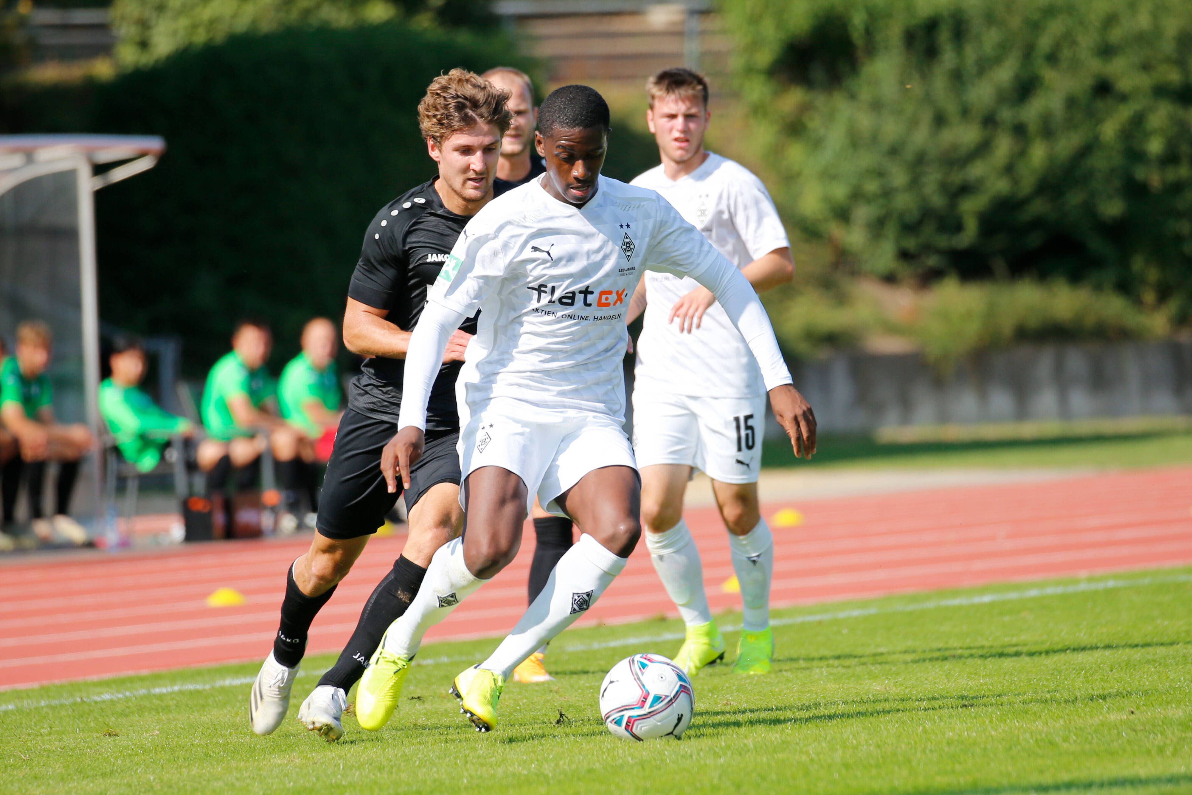 Gladbachs Mamadou Doucouré, mit Blick auf den fliegenden Ball.