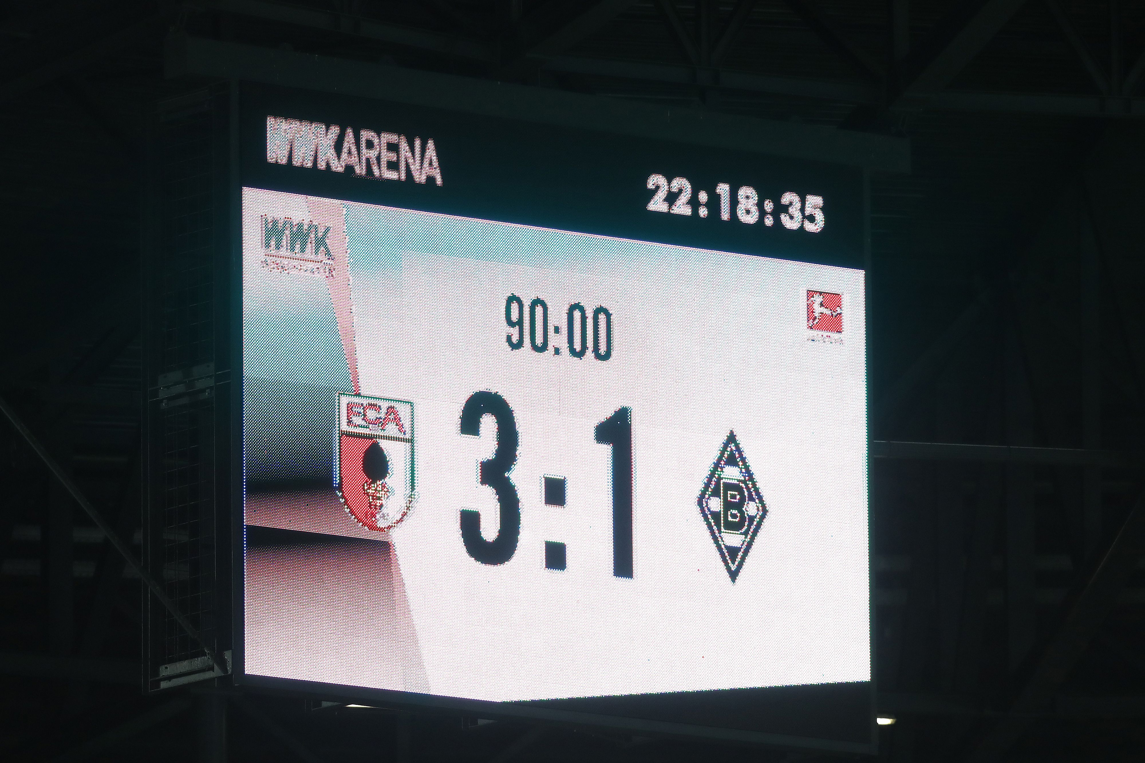 Die Anzeige-Tafel bei Gladbachs Bundesliga-Spiel in Augsburg am 12. März 2021.