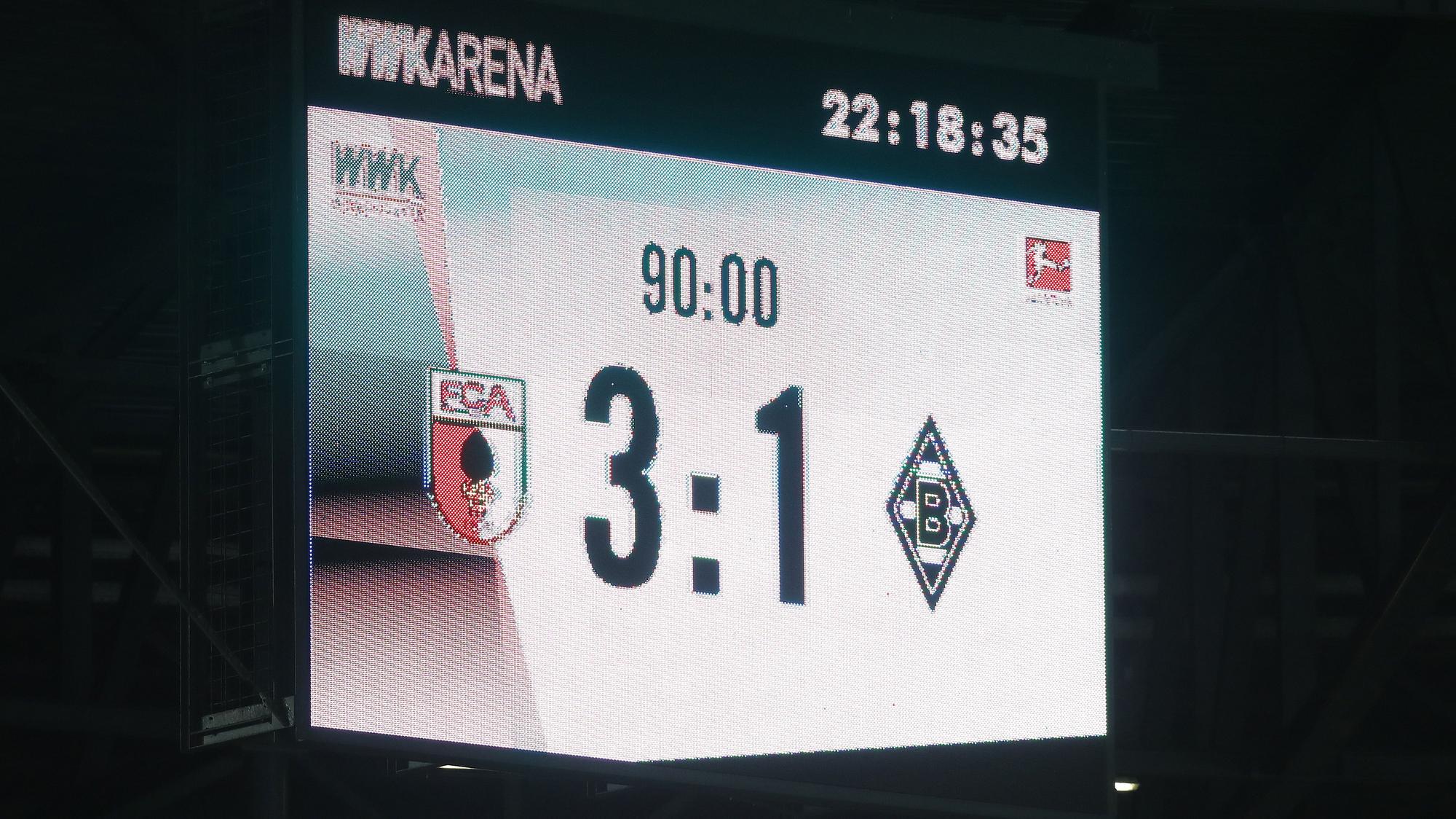 Die Anzeige-Tafel bei Gladbachs Bundesliga-Spiel in Augsburg am 12. März 2021.
