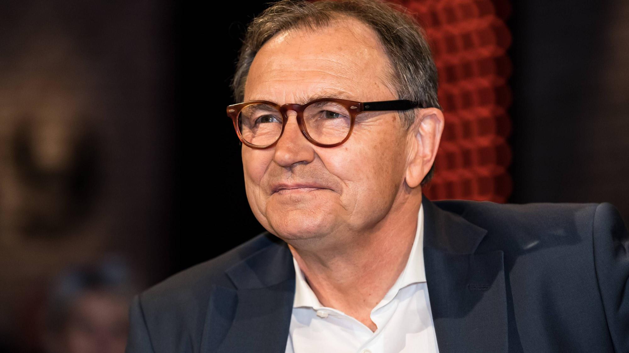 Ewald Lienen als Gast bei einer Talkshow am 3. Mai 2019.