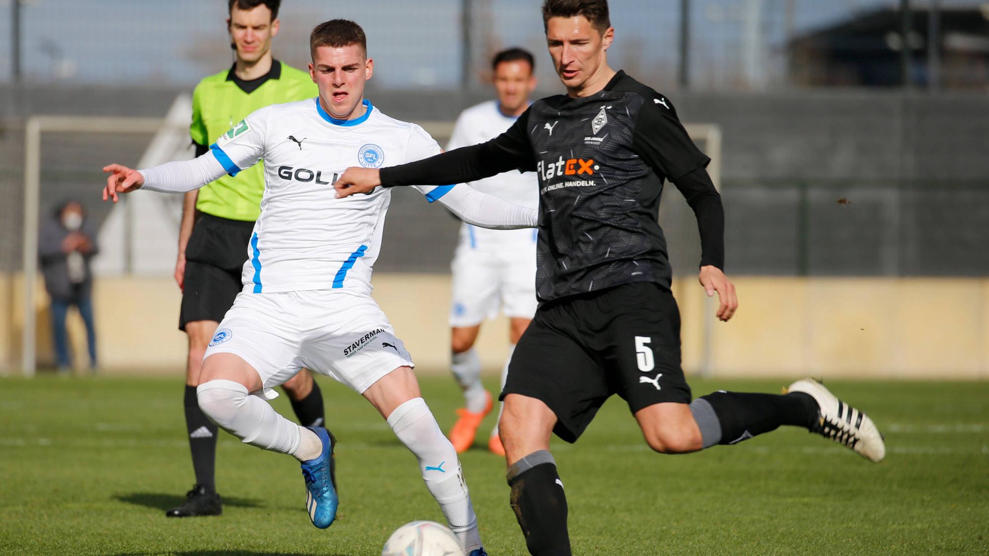 Borussias Markus Pazurek im Zweikampf mit Lottes Dimitrios Ioannidis beim Regionalliga-West-Duell am 13. März 2021.
