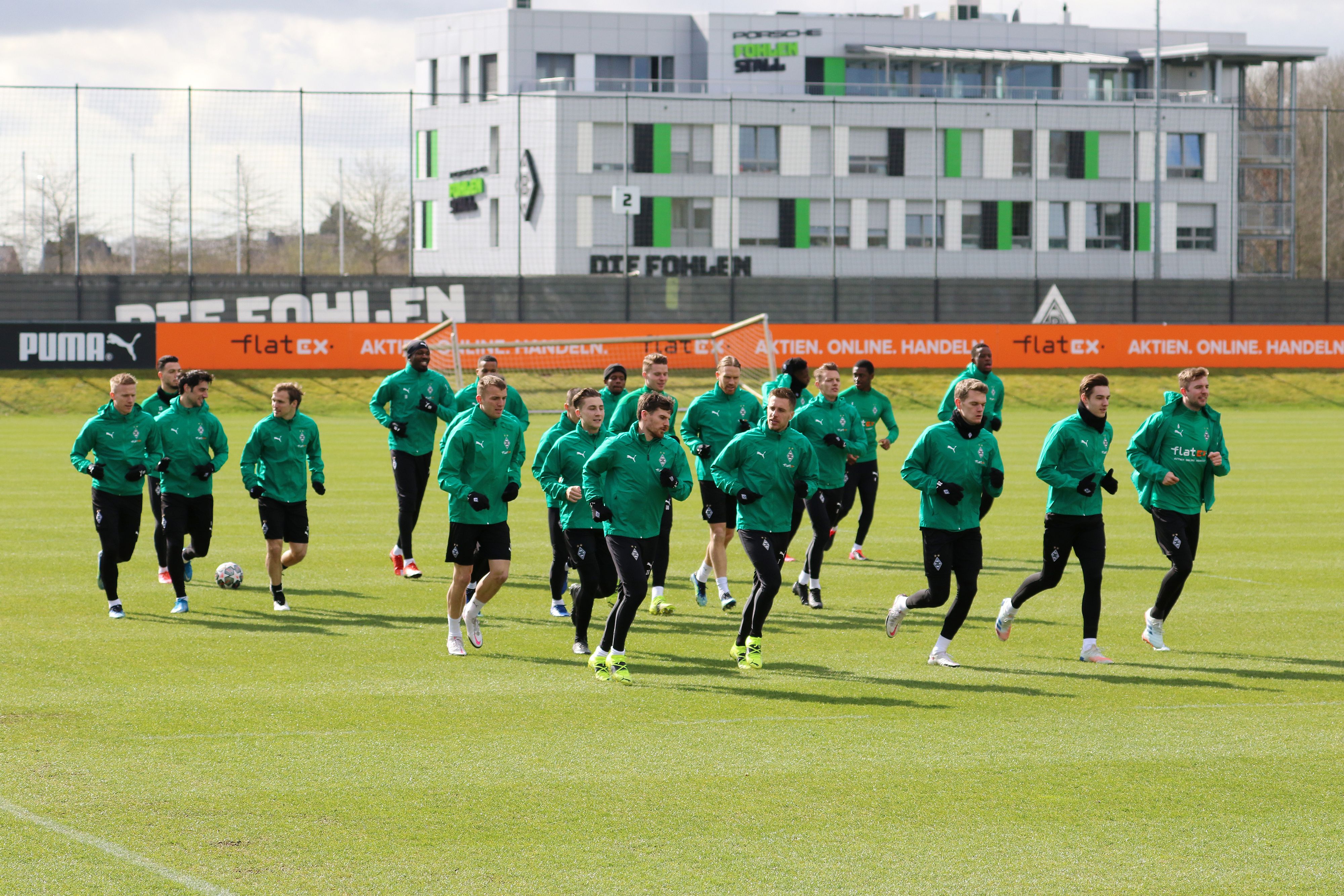Die Gladbach-Profis beim Training im Borussia-Park am 15. März 2021.