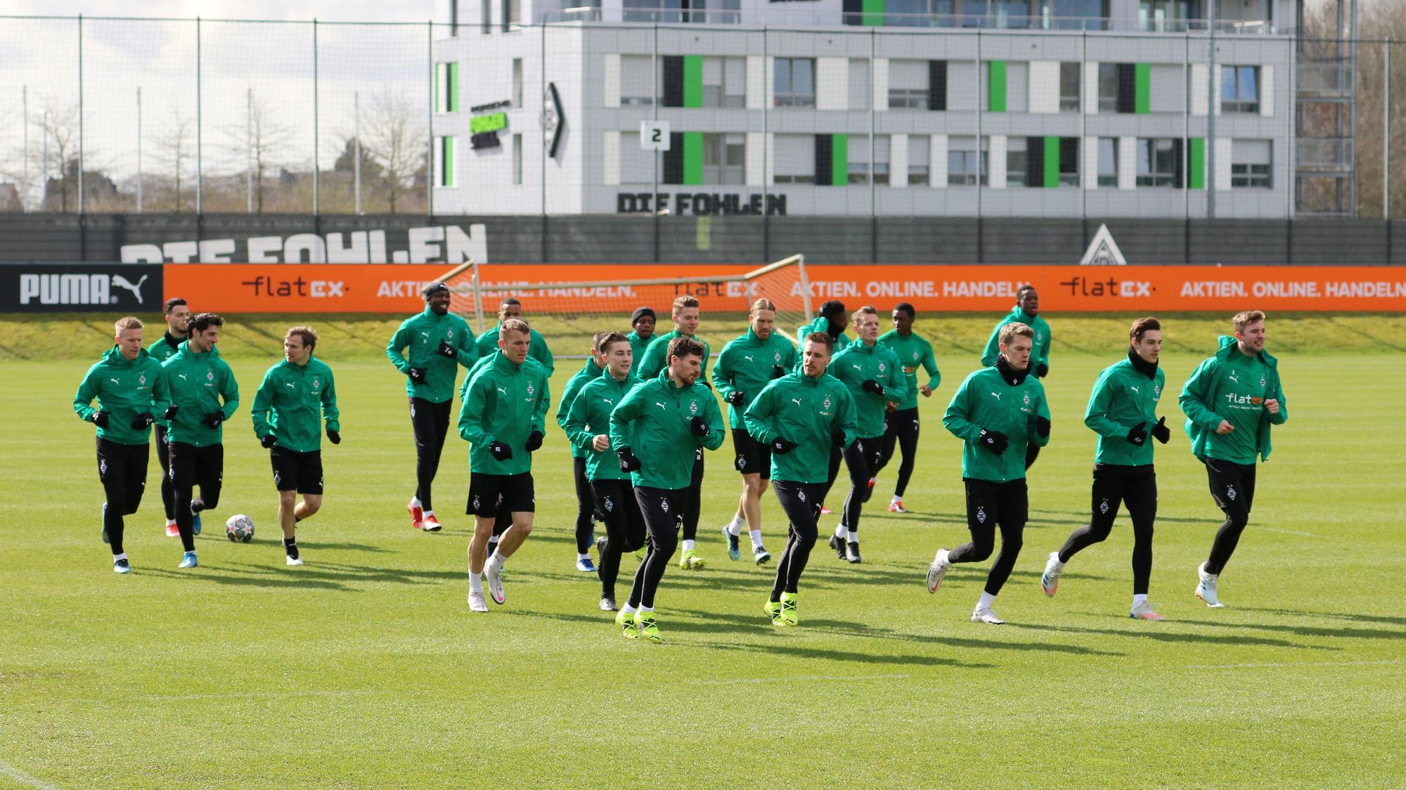 Die Gladbach-Profis beim Training im Borussia-Park am 15. März 2021.