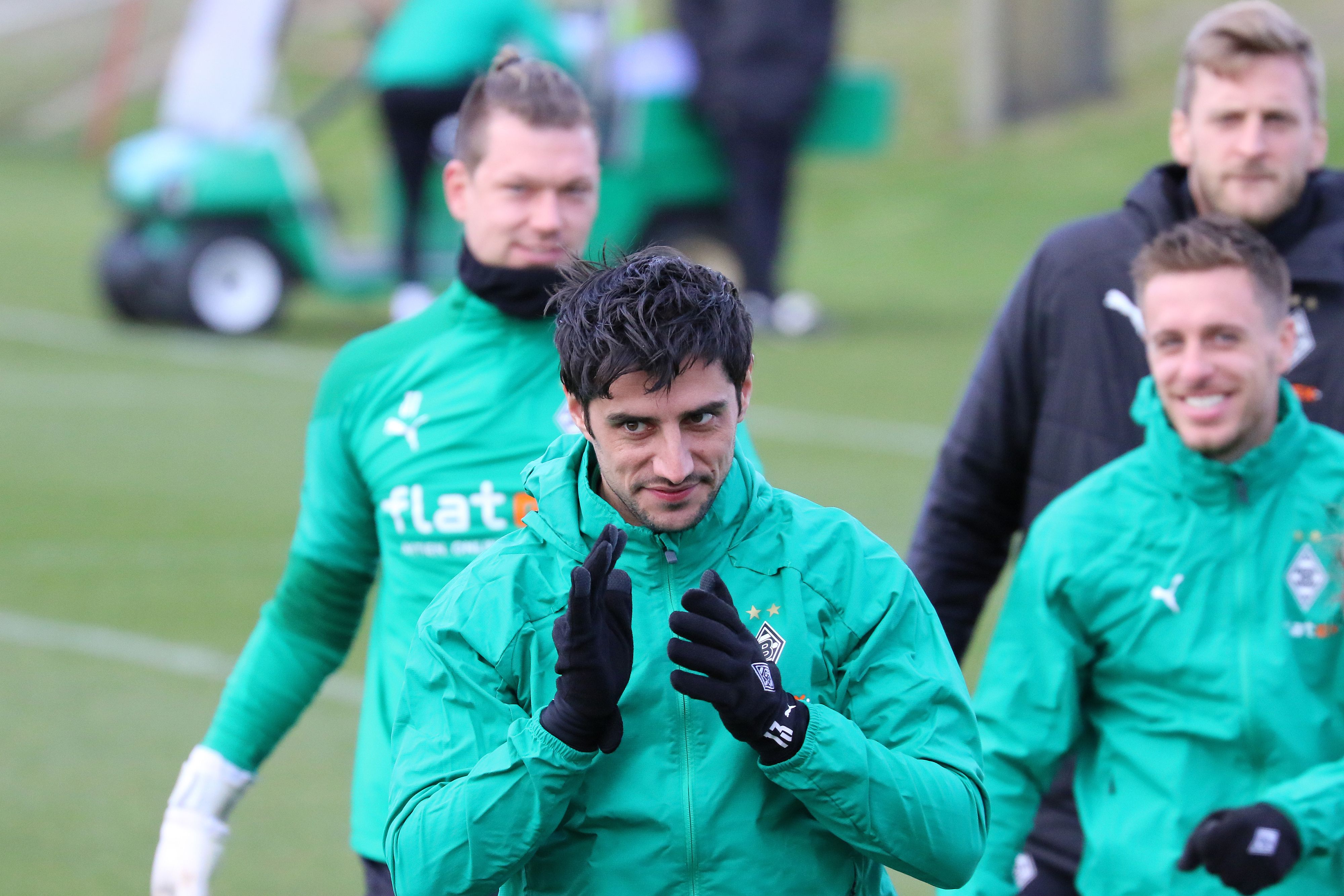 Gladbachs Mannschaft beim Warmlaufen im Training am Borussia-Park am 15. März 2021.
