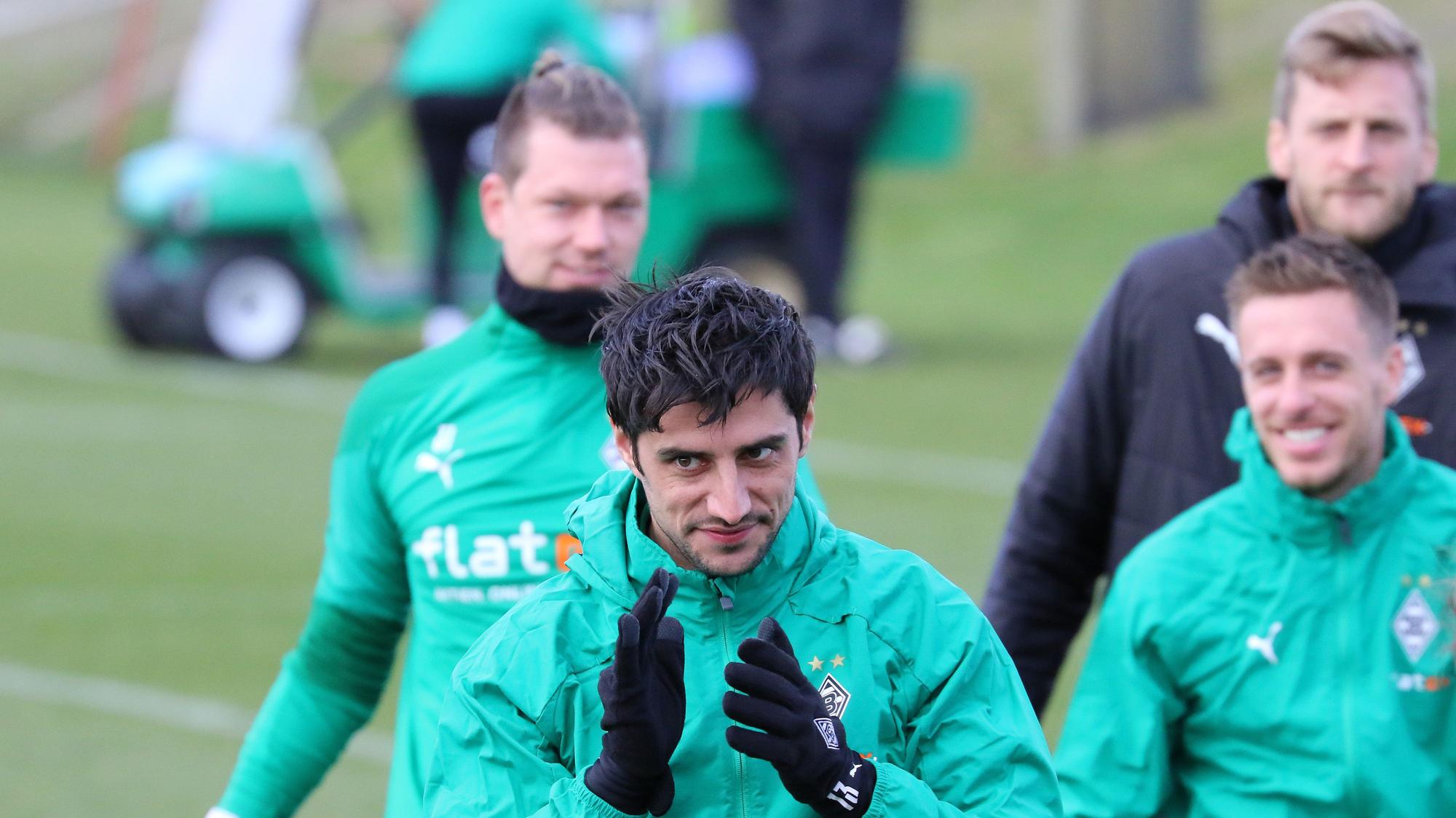 Gladbachs Mannschaft beim Warmlaufen im Training am Borussia-Park am 15. März 2021.