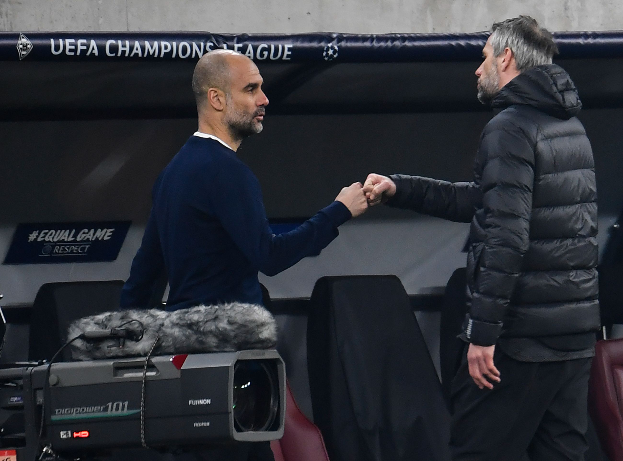 Gladbach-Trainer Marco Rose (r.) klatscht nach dem Achtelfinal-Hinspiel (24. Februar 2021) in der Champions League mit Manchester Citys Trainer Pep Guardiola (l.) ab