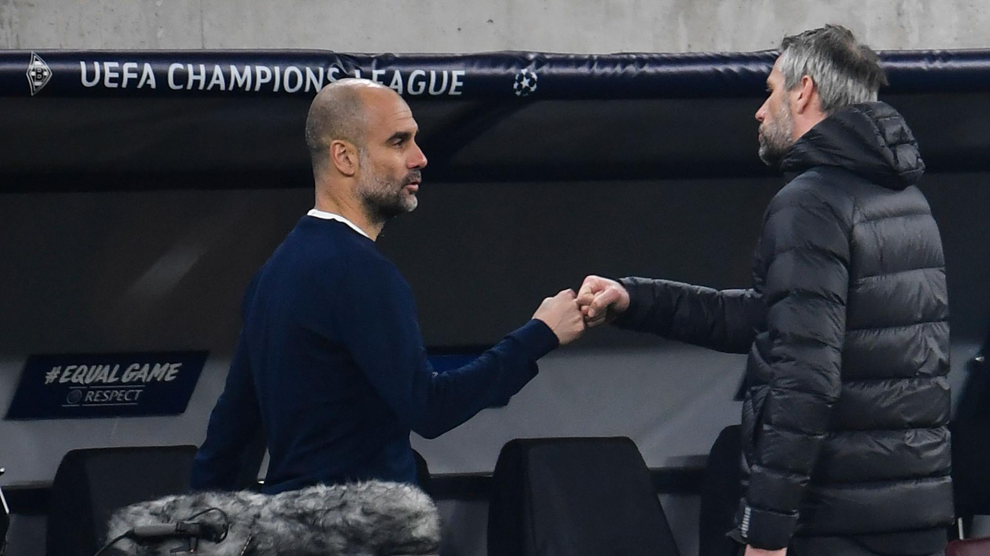 Gladbach-Trainer Marco Rose (r.) klatscht nach dem Achtelfinal-Hinspiel (24. Februar 2021) in der Champions League mit Manchester Citys Trainer Pep Guardiola (l.) ab