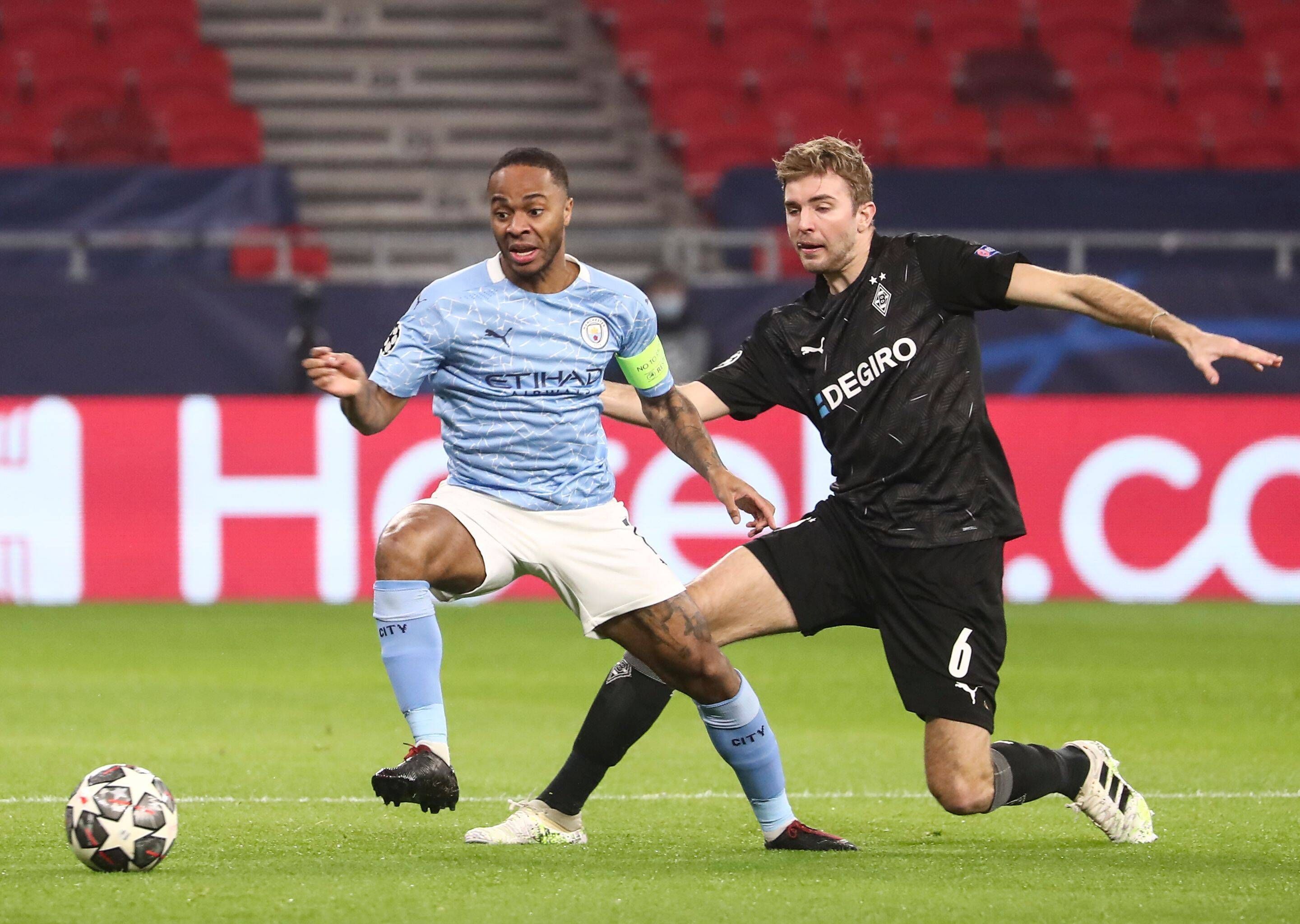 Gladbachs Christoph Kramer (r.) und Raheem Sterling (l.) von Manchester City im Kampf um den Ball im Hinspiel des Champions League-Achtelfinales in Budapest am 24. Februar 2021.