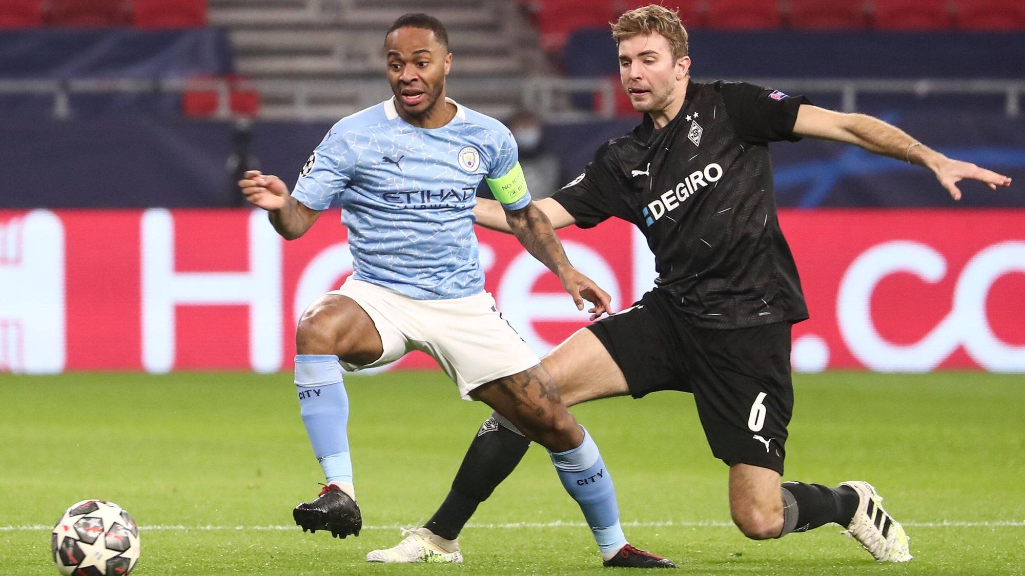 Gladbachs Christoph Kramer (r.) und Raheem Sterling (l.) von Manchester City im Kampf um den Ball im Hinspiel des Champions League-Achtelfinales in Budapest am 24. Februar 2021.