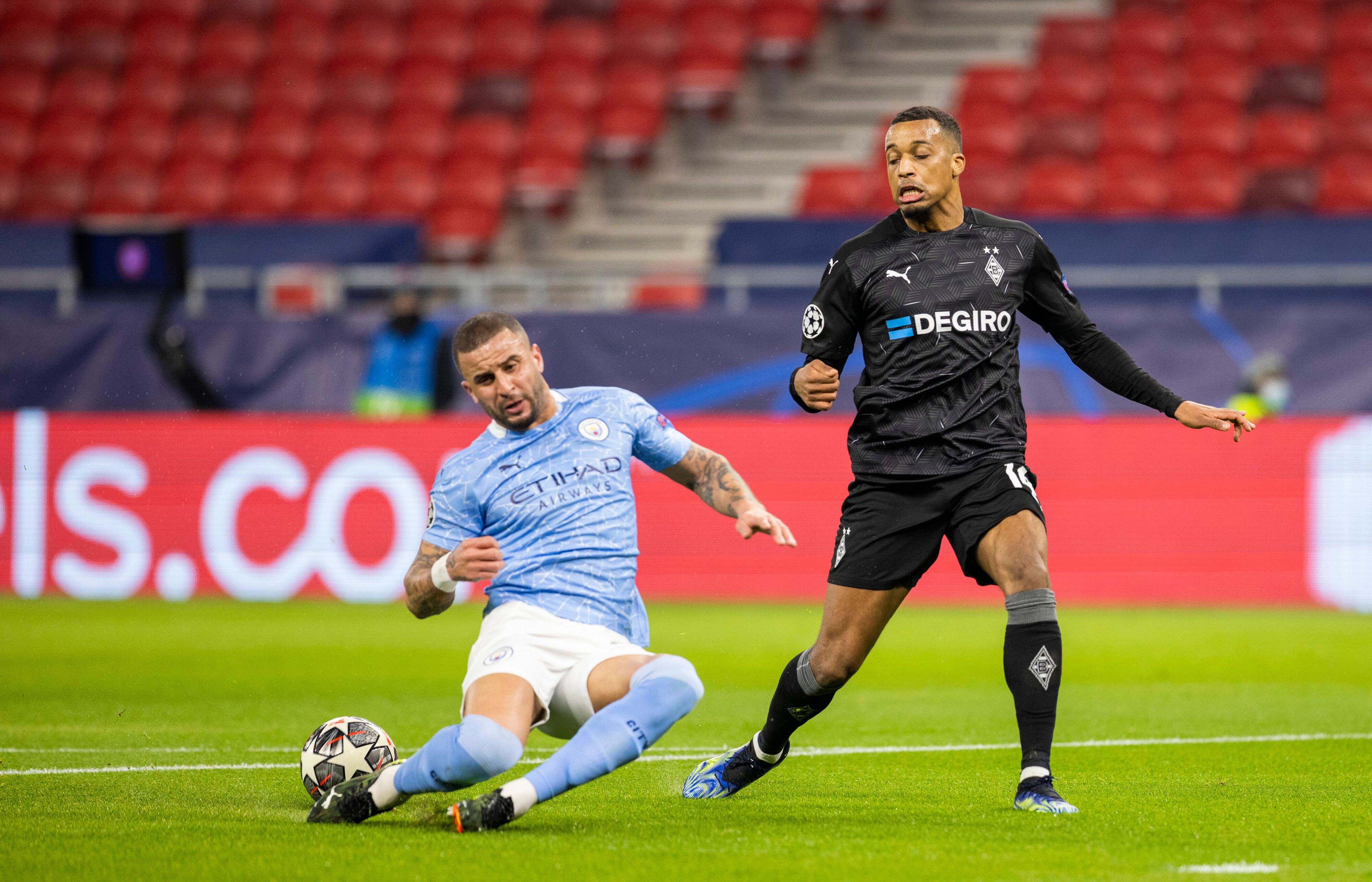 Gladbach-Stürmer Alassane Plea (r.) im Zweikampf mit Kyle Walker (l.) von Manchester City am 24. Februar 2021.