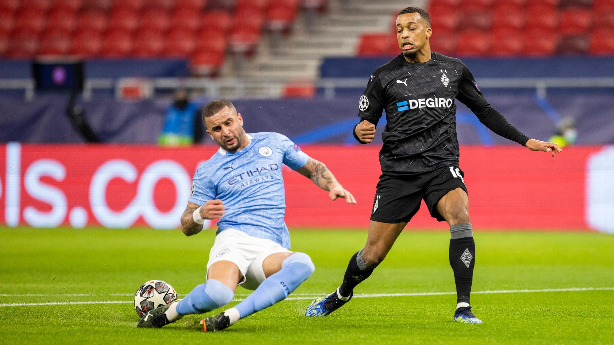 Gladbach-Stürmer Alassane Plea (r.) im Zweikampf mit Kyle Walker (l.) von Manchester City am 24. Februar 2021.