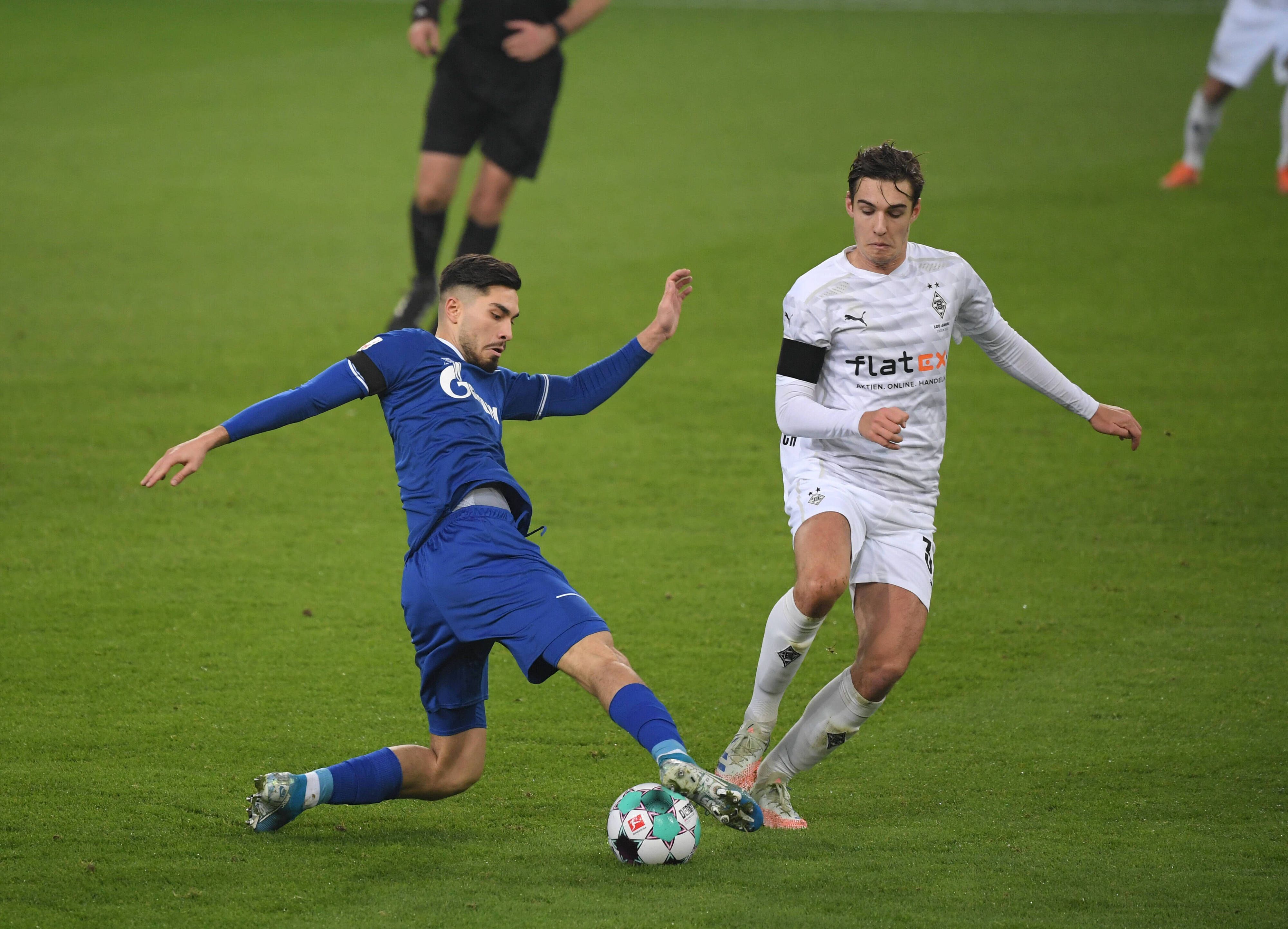 Gladbachs Florian Neuhaus (r.) und Suat Serdar (l.) vom FC Schalke 04 kämpfen um den Ball im Bundesligaduell der beiden Klubs am 28. November 2021.