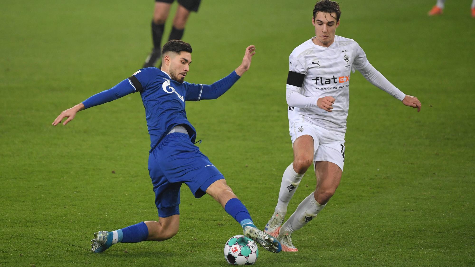 Gladbachs Florian Neuhaus (r.) und Suat Serdar (l.) vom FC Schalke 04 kämpfen um den Ball im Bundesligaduell der beiden Klubs am 28. November 2021.