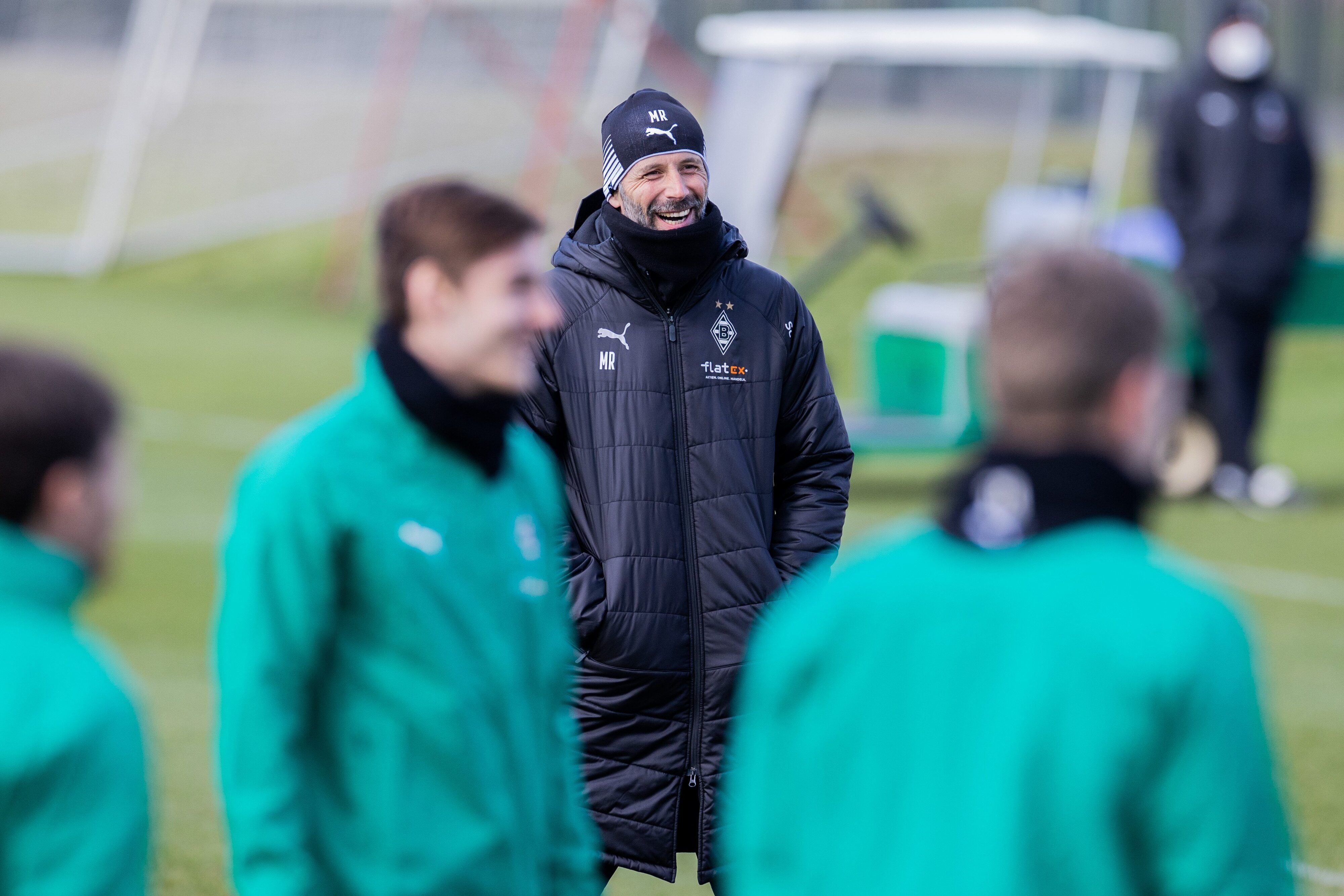 Gladbachs Trainer Marco Rose (2.v.r.) beim Training im Borussia-Park am 15. März 2021.