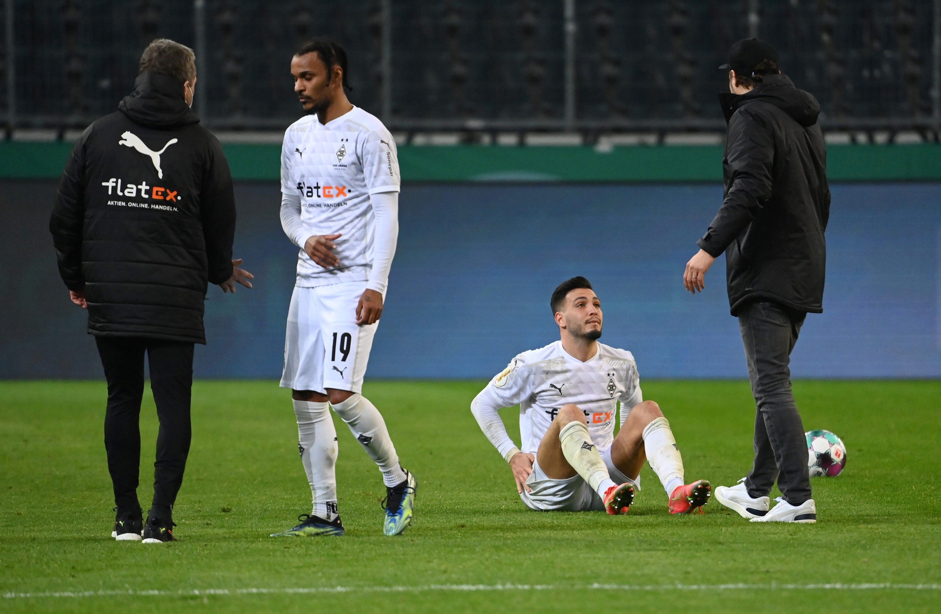 Die Gladbacher schieden am 2. März durch eine 0:1-Niederlage gegen den BVB aus dem DFB-Pokal aus. Valentino Lazaro (l) und Ramy Bensebaini (r) sind sicherlich enttäuscht.