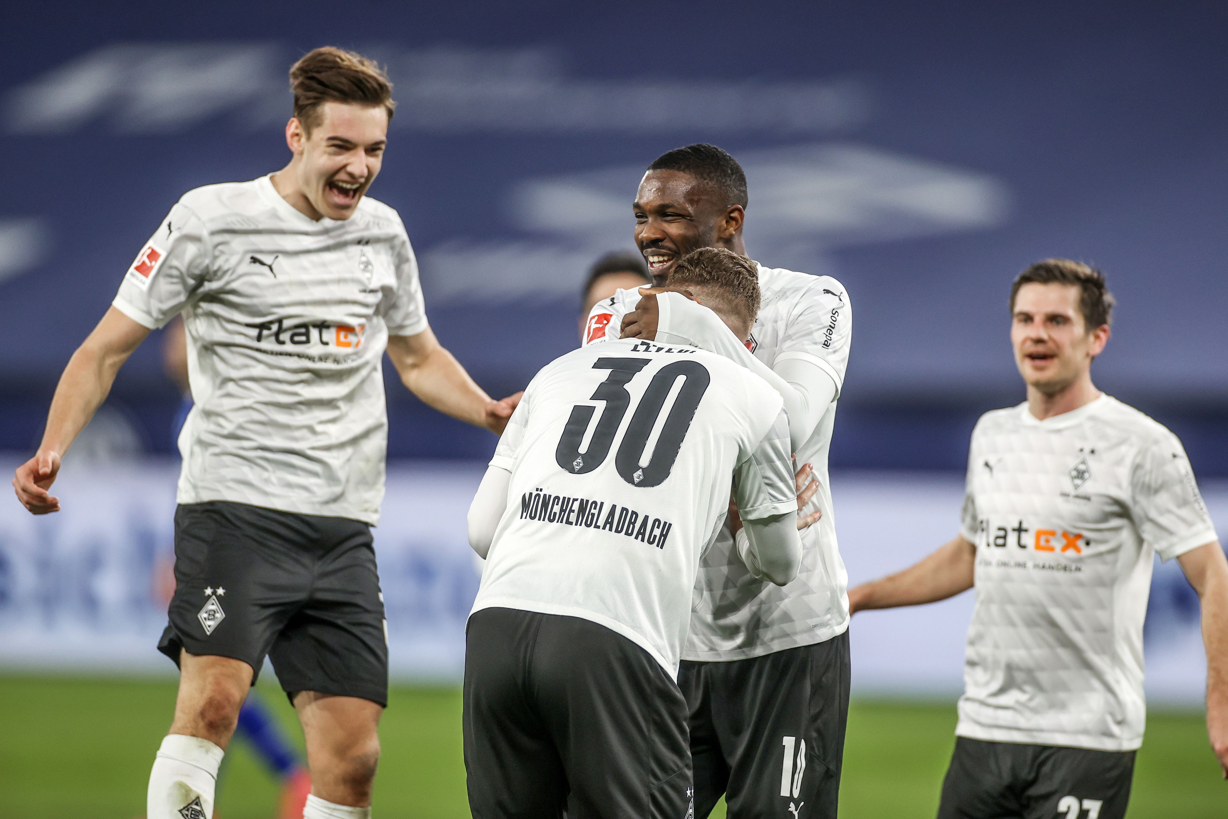 Florian Neuhaus, Nico Elvedi und Marcus Thuram von Borussia Mönchengladbach bejubeln das 3:0 beim Auswärtsspiel bei Schalke 04.