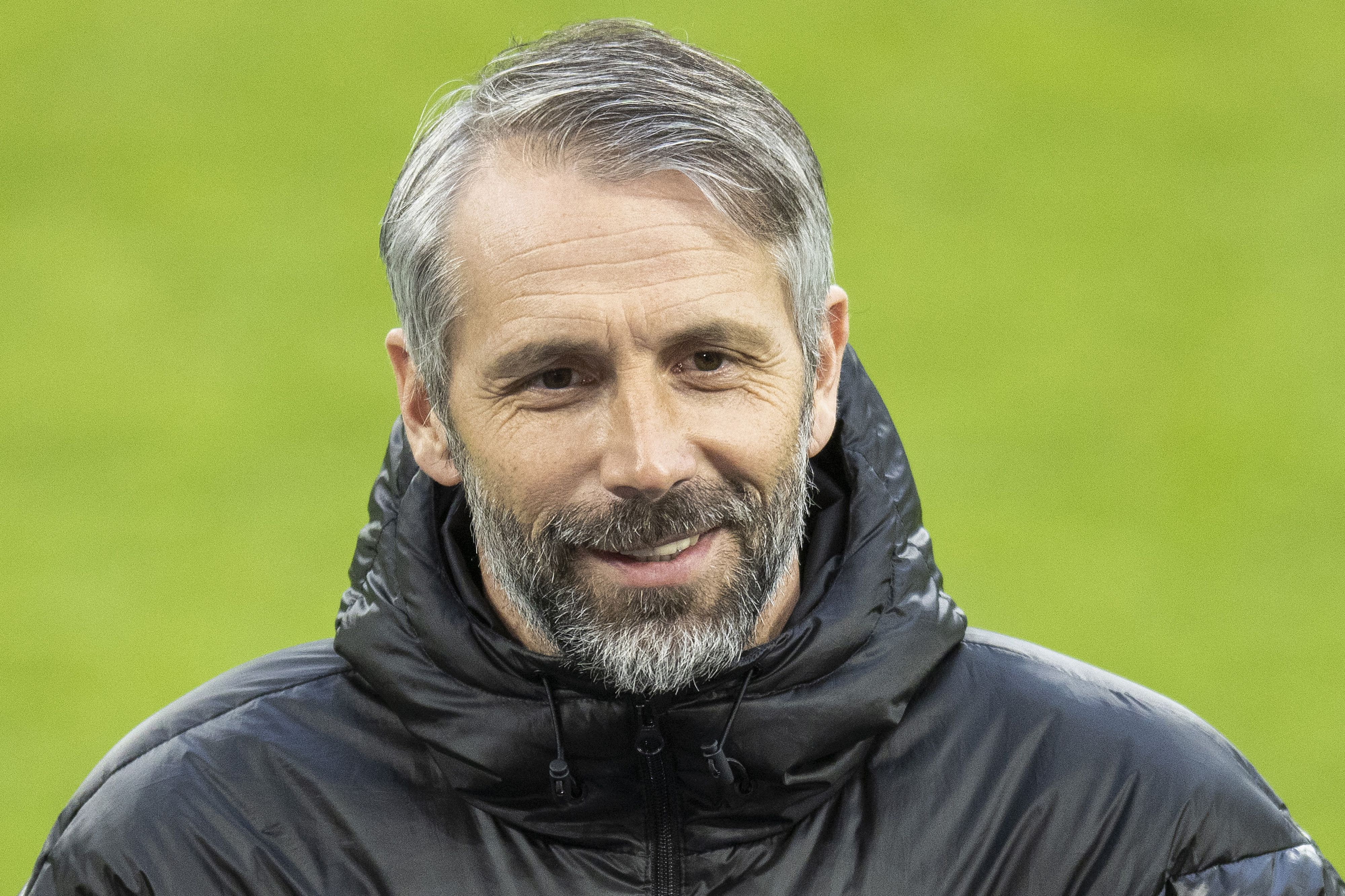 Gladbach-Trainer Marco Rose freut sich nach dem Spiel beim FC Schalke am 20. März 2021 über den 3:0-Sieg seines Teams.