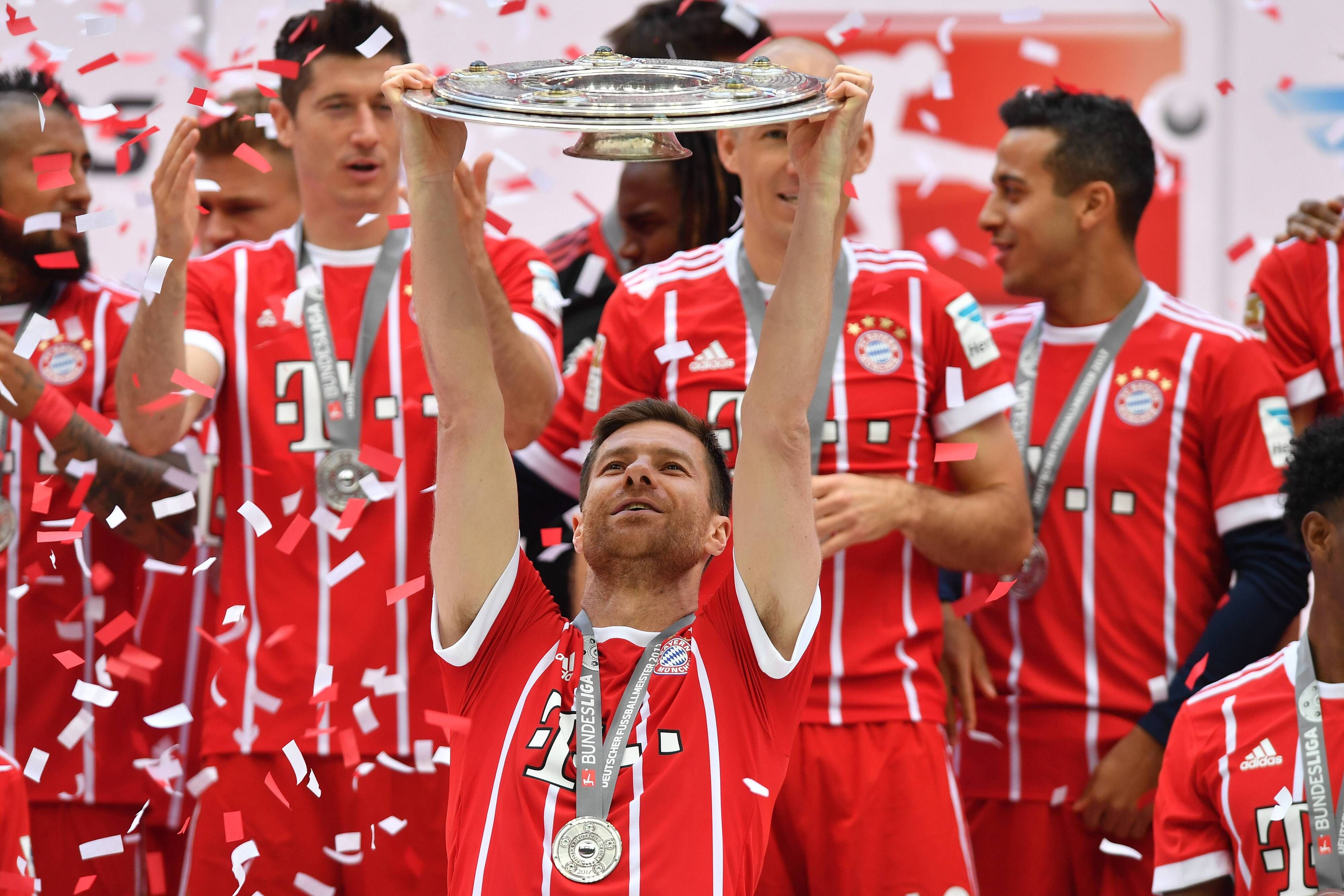 Xabi Alonso streckt die Meisterschale und die feiert den Meistertitel vom FC Bayern am 20. Mai 2017.