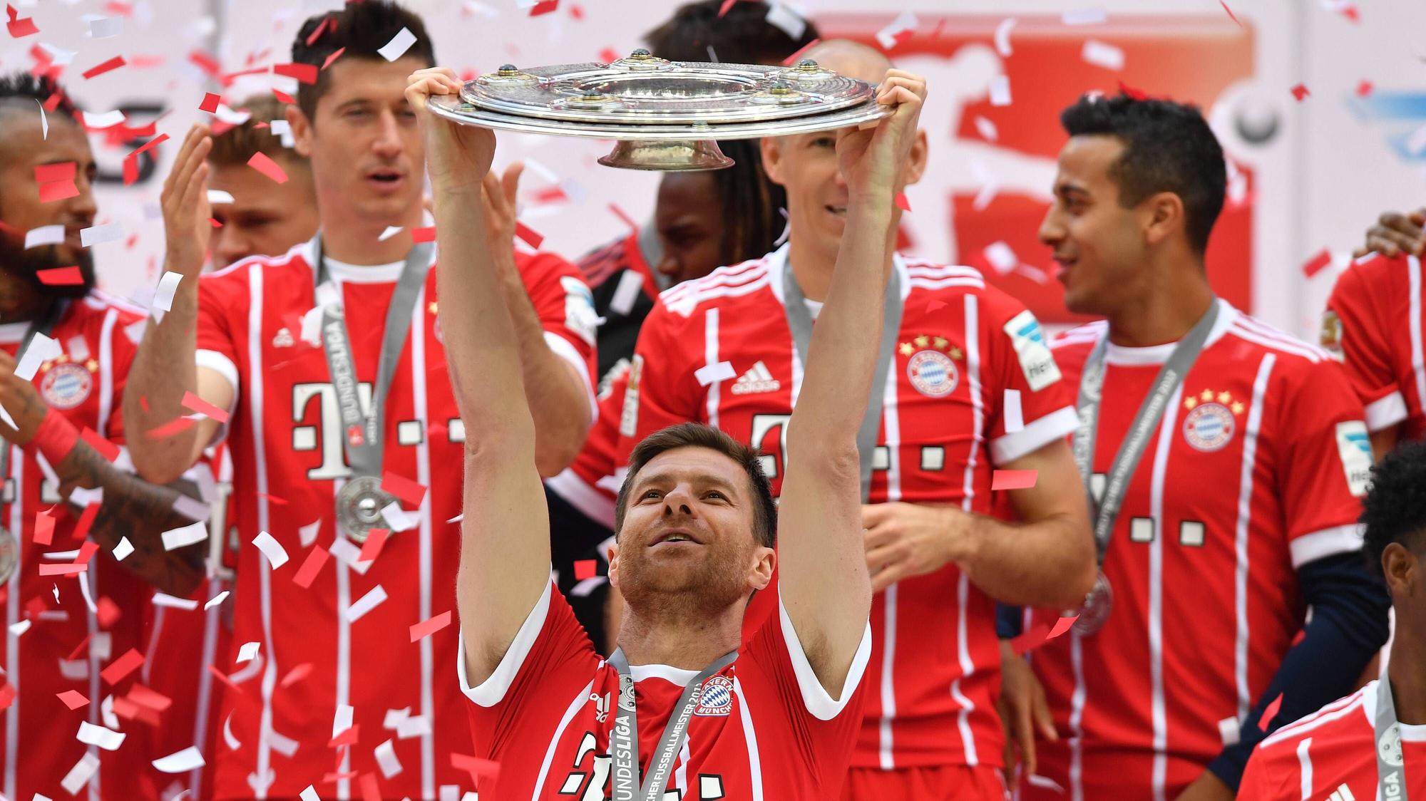 Xabi Alonso streckt die Meisterschale und die feiert den Meistertitel vom FC Bayern am 20. Mai 2017.