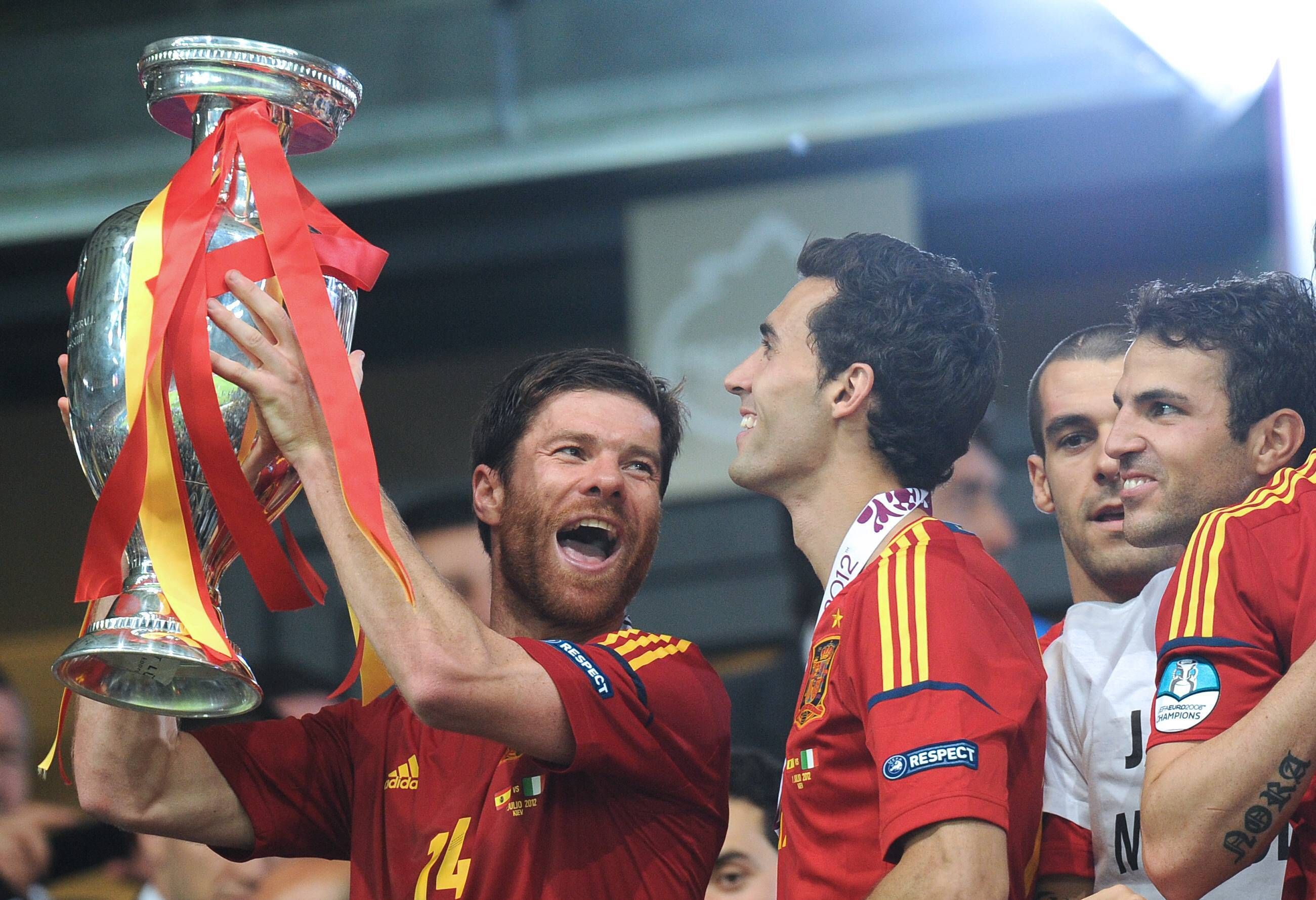 Xabi Alonso (l.) freut sich nach dem Finale der Europameisterschaft über den Gewinn der Titels der Spanier gegen Italien am 1. Juli 2012 im Olympia Stadion in Kiew.