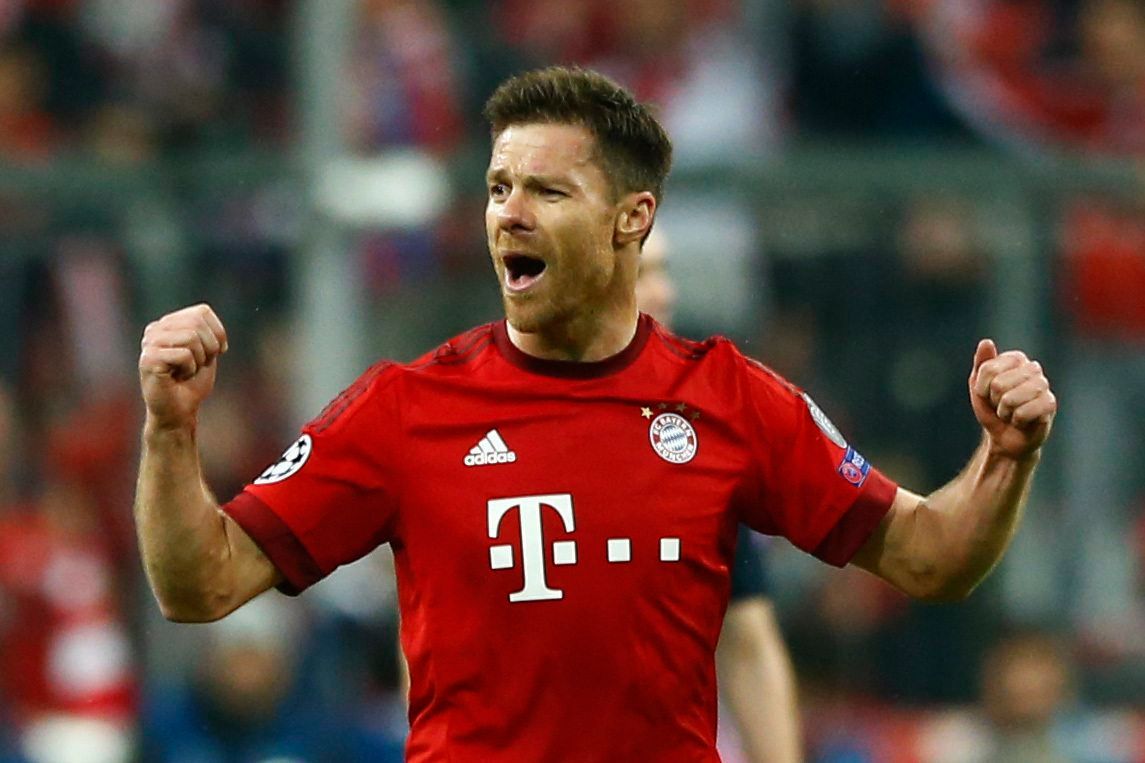 Xabi Alonso jubelt im Trikot des FC Bayern München.