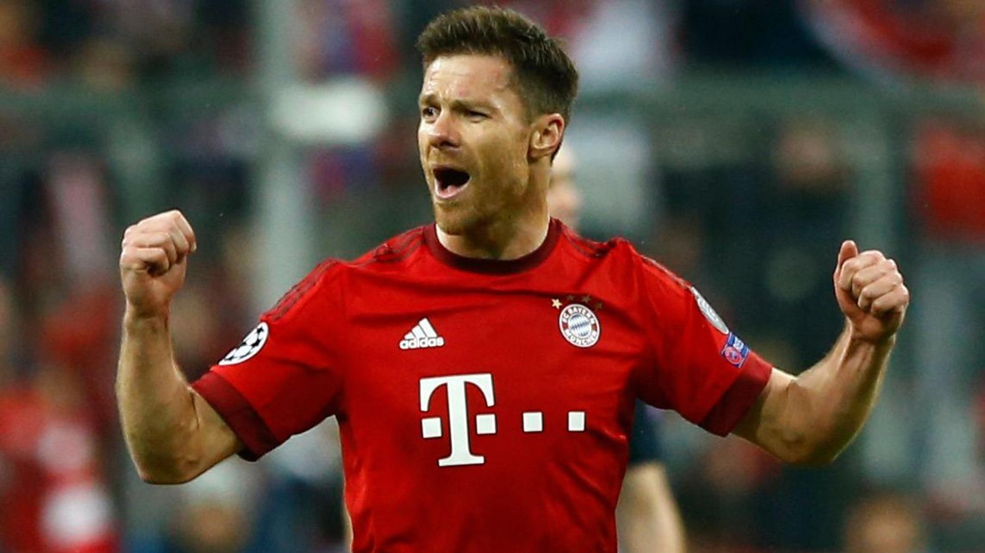 Xabi Alonso jubelt im Trikot des FC Bayern München.