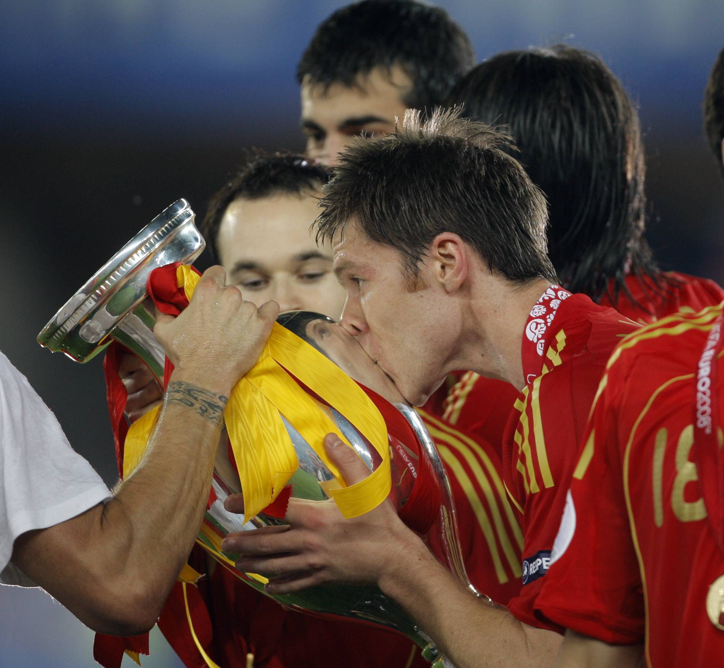Xabi Alonso küsst den Europapokal, den die Spanier am 29. Juni 2008 im Spiel gegen Deutschland gewinnen konnten.