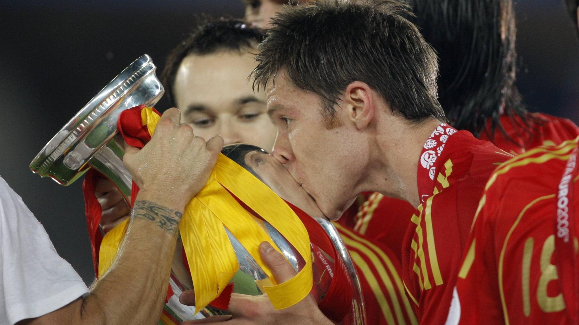 Xabi Alonso küsst den Europapokal, den die Spanier am 29. Juni 2008 im Spiel gegen Deutschland gewinnen konnten.