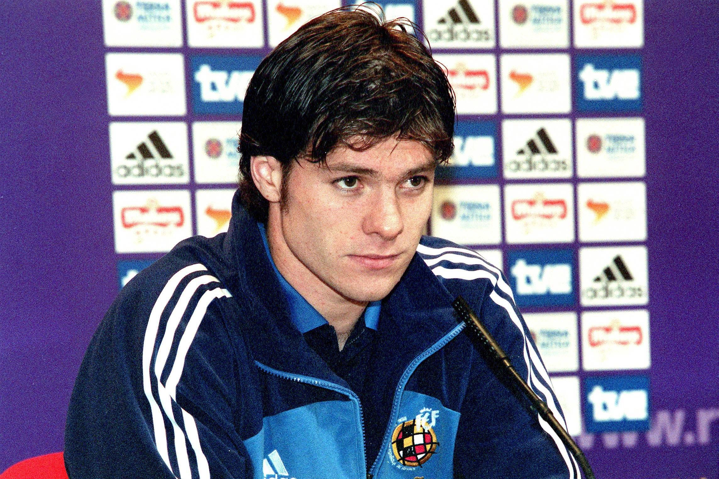 Xabi Alonso beantwortet Fragen bei der Pressekonferenz nach seinem ersten Spiel für die spanische Nationalmannschaft gegen Ecuador in Madrid am 30. April 2003.