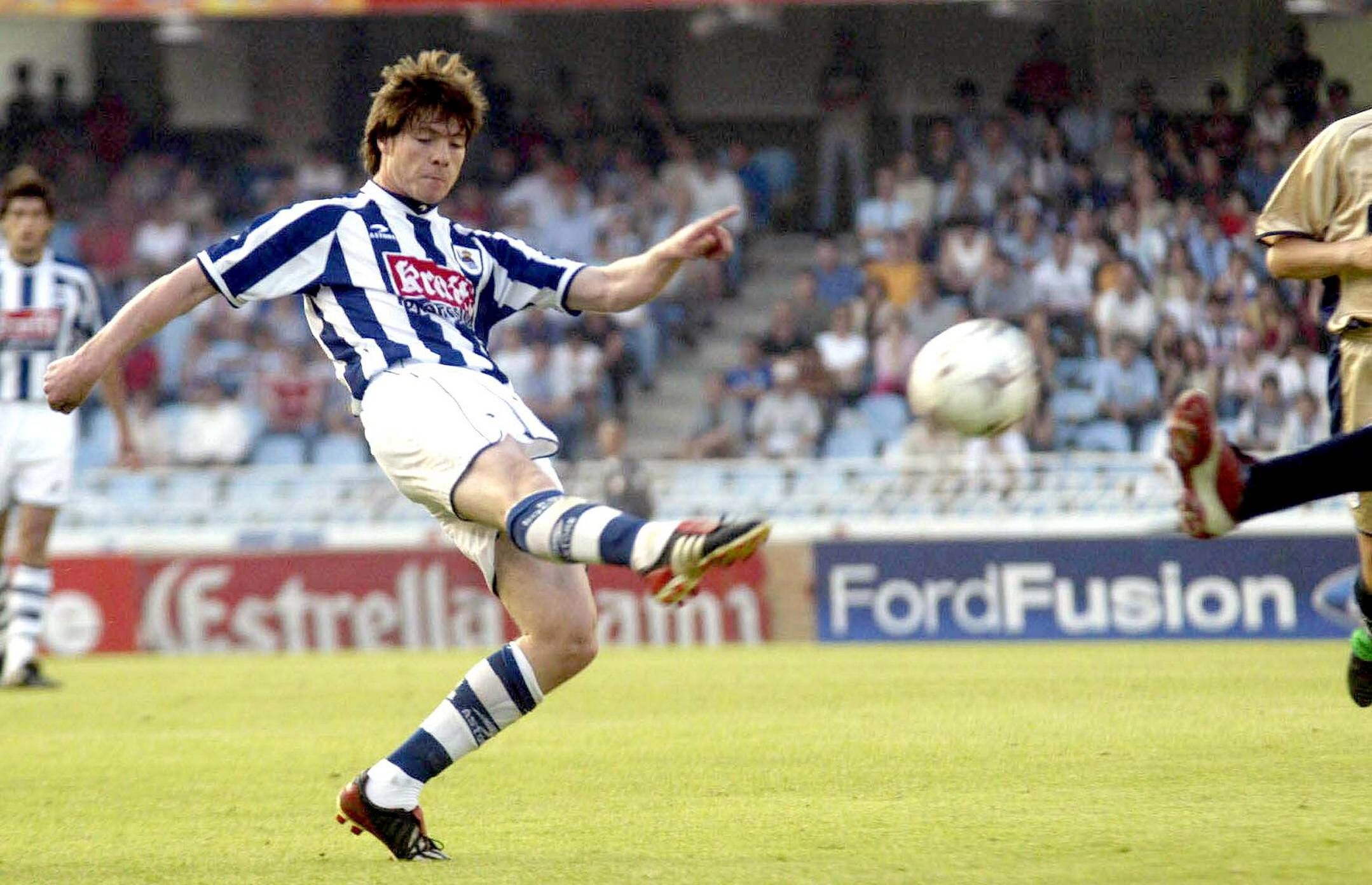 Xabi Alonso im Trikot von Real Sociedad, schießt den Ball in einem Spiel im heimischen „Estadio Anoeta“ in San Sebastian am 18. Mai 2003