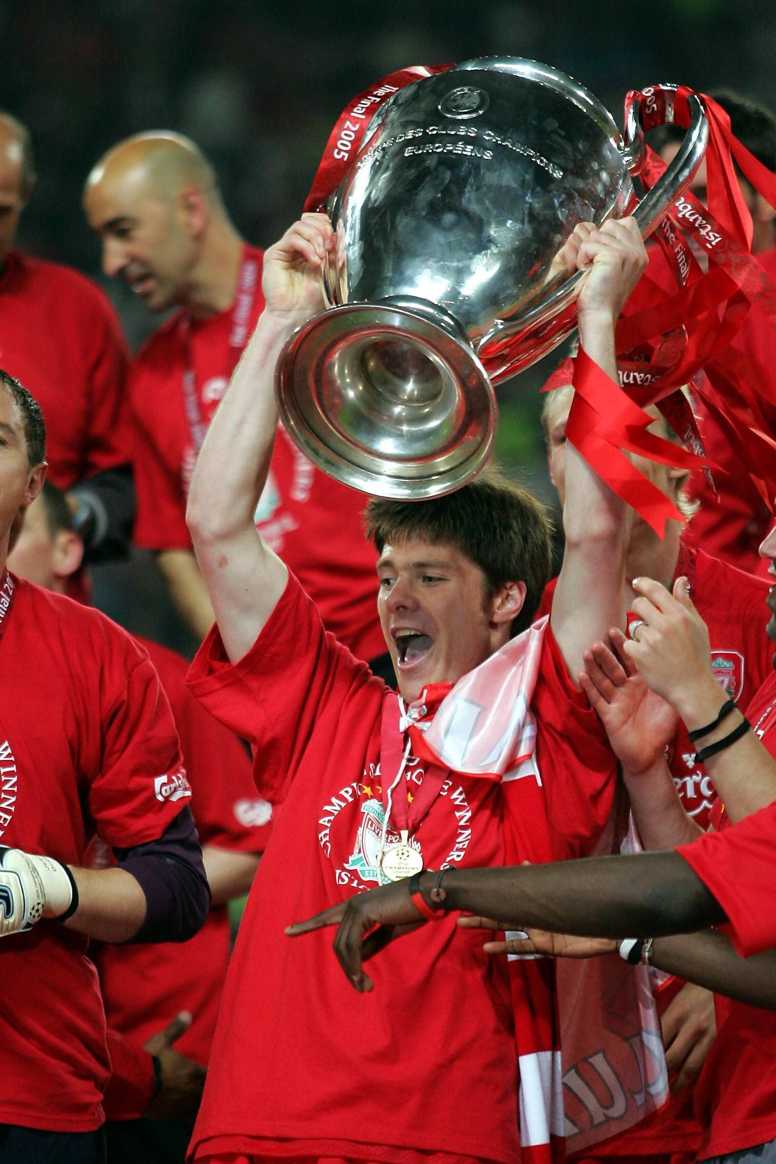 Champions-League-Sieger FC Liverpool: Xabi Alonso reckt den Pokal am 25. Mai 2005 in die Höhe.