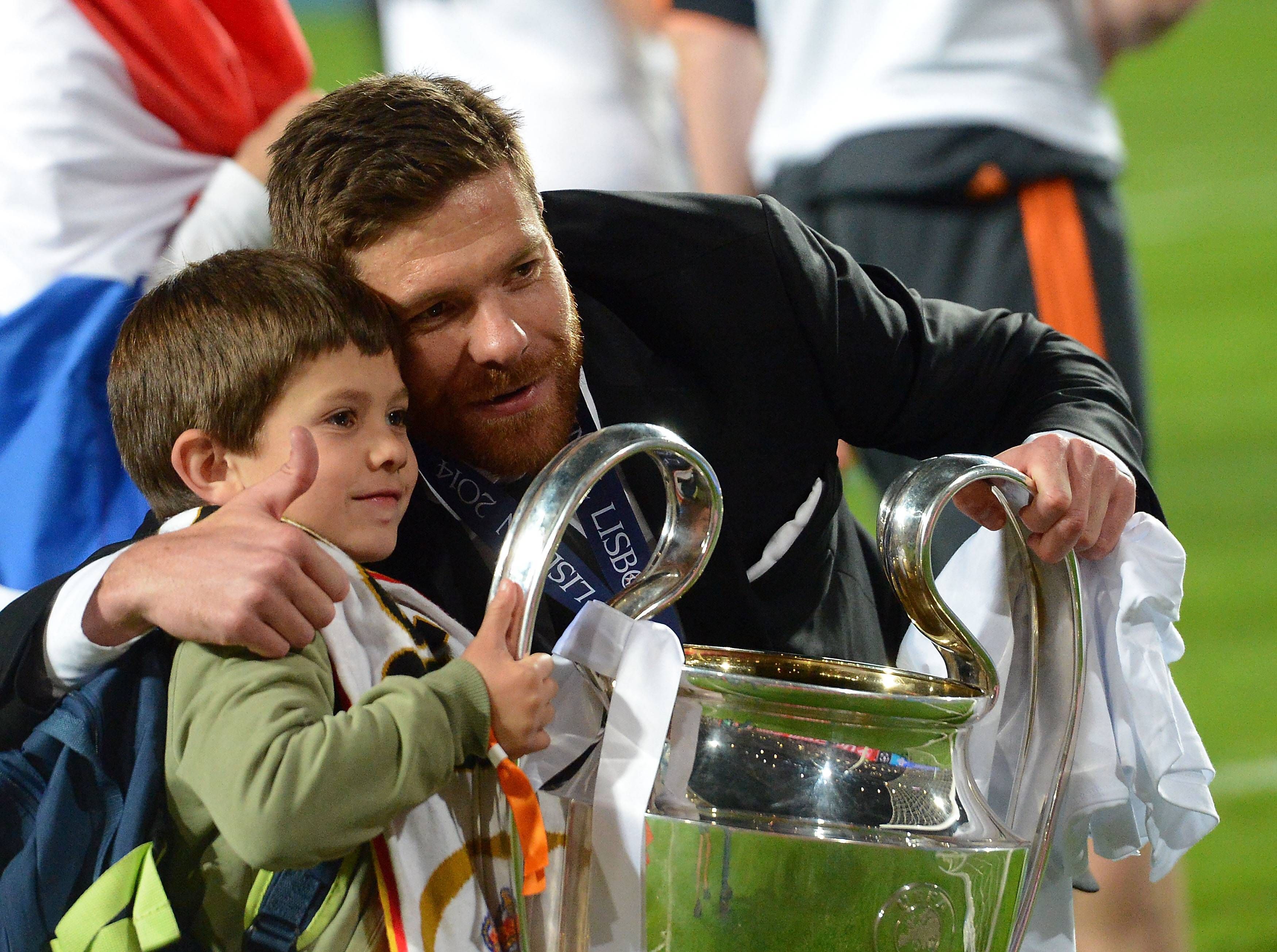 Xabi Alonso mit dem Champions-League-Pokal und seinem Sohn nach dem Finale von Real Madrid gegen Atletico Madrid am 24. Mai 2014.