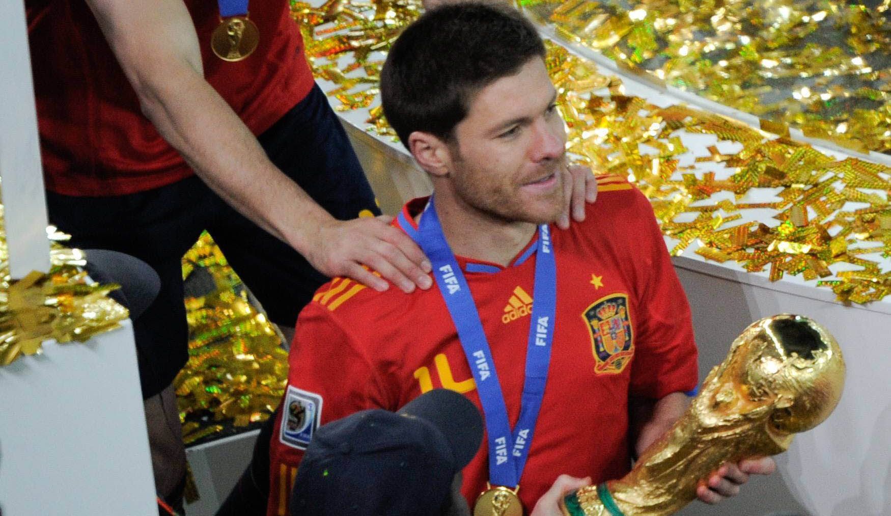 Xabi Alonso hält den nach dem Sieg der Spanier gegen die Niederlande am 11. Juli 2010 den Weltmeisterpokal in den Händen.