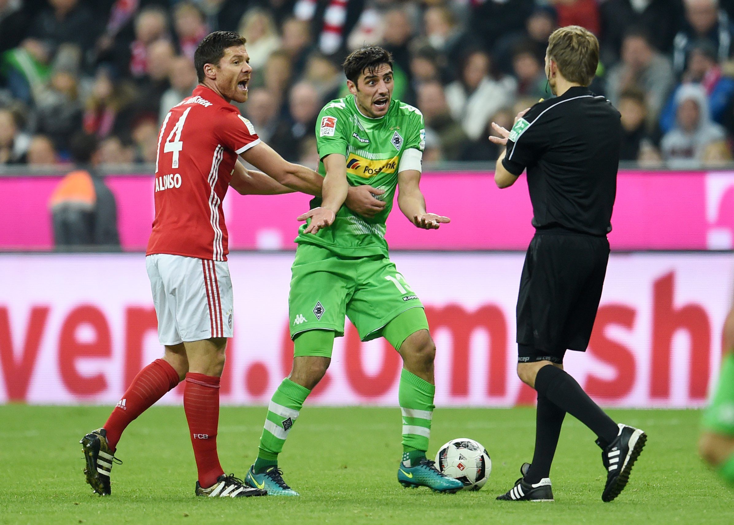 Ex-Bayern-Profi Xabi Alonso (l.) mit Gladbachs Lars Stindl (m.) während eines Bundesliga-Spiels am 22. Oktober 2016.